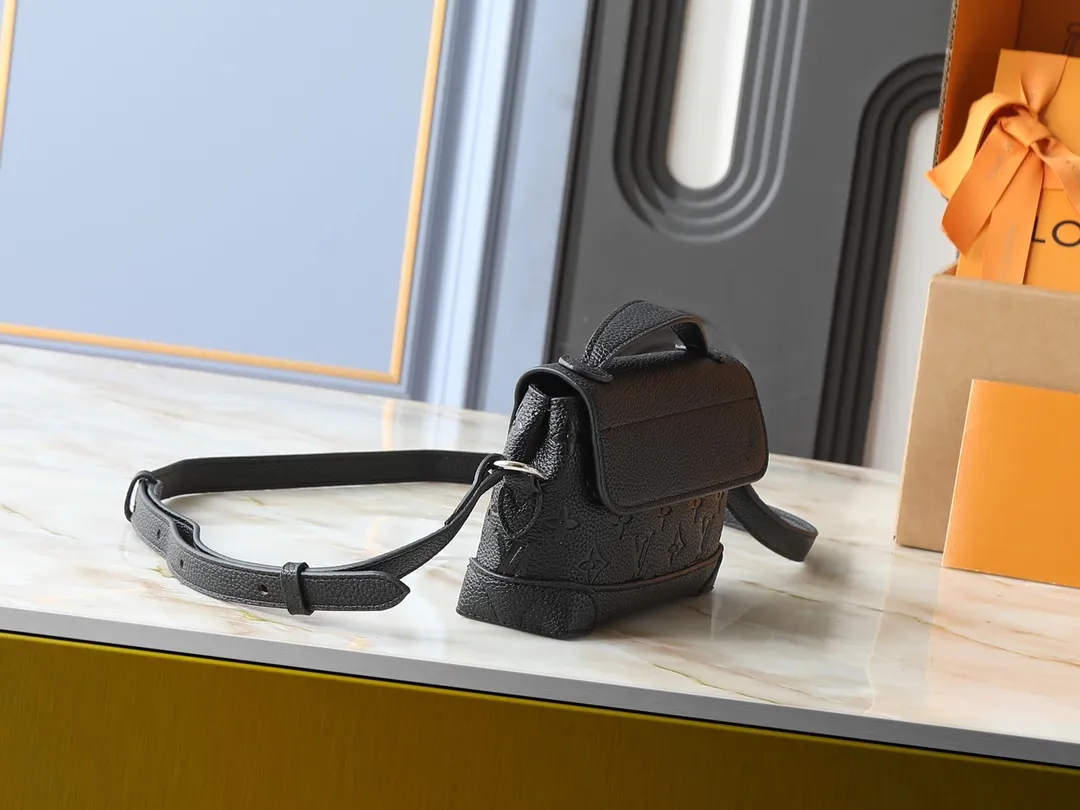 💰220💰Upgraded from the original M13888. This Steamer East West mini handbag is made of Monogram embossed Taurillon cow leather in a horizontal configuration, highlighting the classic design of the Steamer series. A flap closure, unique reinforced corners, and a top handle add to the refined details. Equipped with an adjustable shoulder strap, it can be worn as a cross-body or hand-held bag at will. Dimensions: 20.0 x 11.0 x 5.0 cm (length x height x width)
