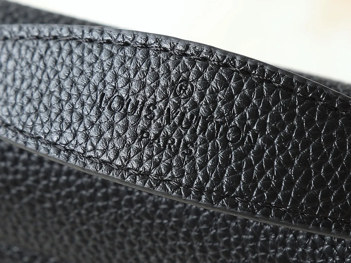 💰220💰Upgraded from the original M13888. This Steamer East West mini handbag is made of Monogram embossed Taurillon cow leather in a horizontal configuration, highlighting the classic design of the Steamer series. A flap closure, unique reinforced corners, and a top handle add to the refined details. Equipped with an adjustable shoulder strap, it can be worn as a cross-body or hand-held bag at will. Dimensions: 20.0 x 11.0 x 5.0 cm (length x height x width)