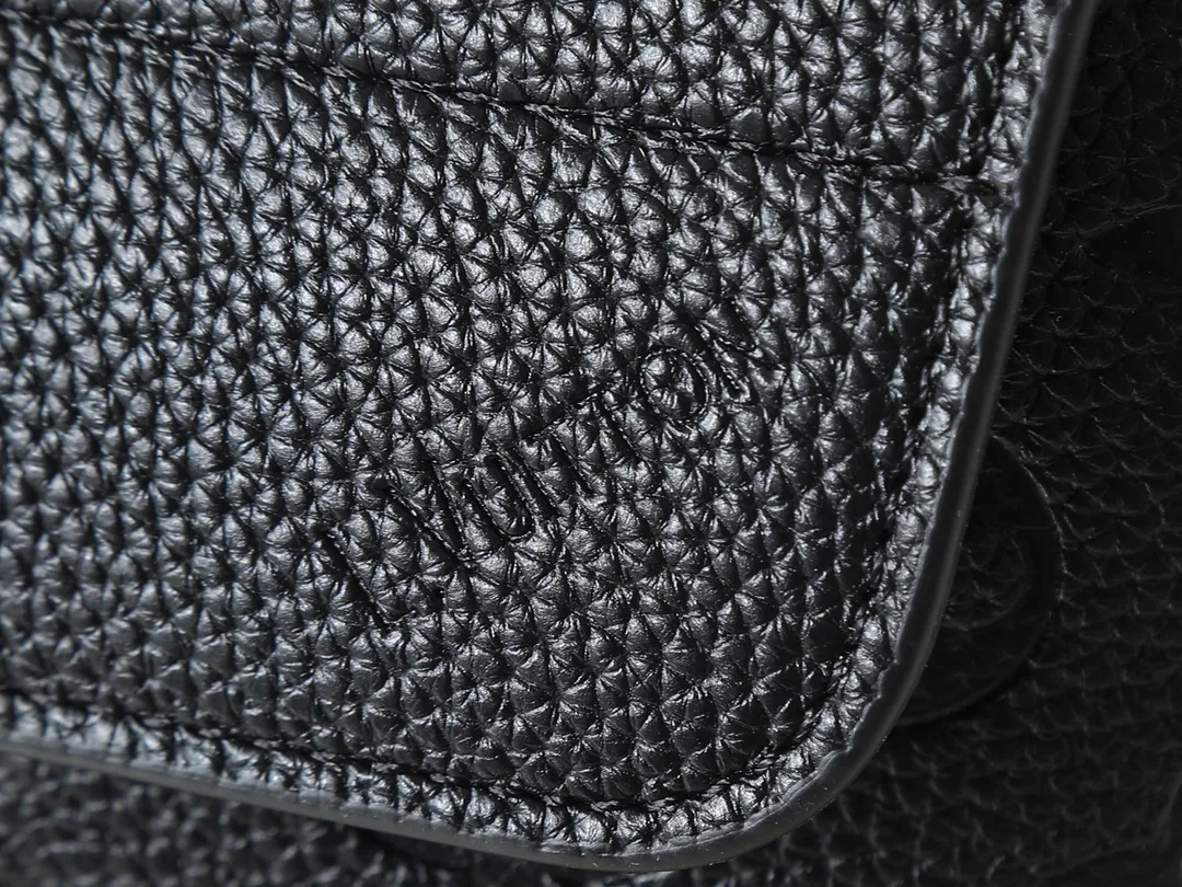💰220💰Upgraded from the original M13888. This Steamer East West mini handbag is made of Monogram embossed Taurillon cow leather in a horizontal configuration, highlighting the classic design of the Steamer series. A flap closure, unique reinforced corners, and a top handle add to the refined details. Equipped with an adjustable shoulder strap, it can be worn as a cross-body or hand-held bag at will. Dimensions: 20.0 x 11.0 x 5.0 cm (length x height x width)