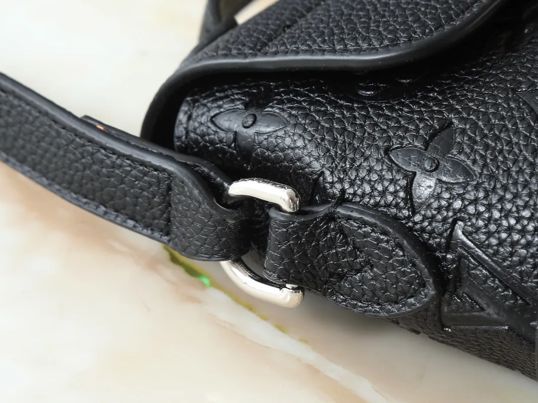 💰220💰Upgraded from the original M13888. This Steamer East West mini handbag is made of Monogram embossed Taurillon cow leather in a horizontal configuration, highlighting the classic design of the Steamer series. A flap closure, unique reinforced corners, and a top handle add to the refined details. Equipped with an adjustable shoulder strap, it can be worn as a cross-body or hand-held bag at will. Dimensions: 20.0 x 11.0 x 5.0 cm (length x height x width)