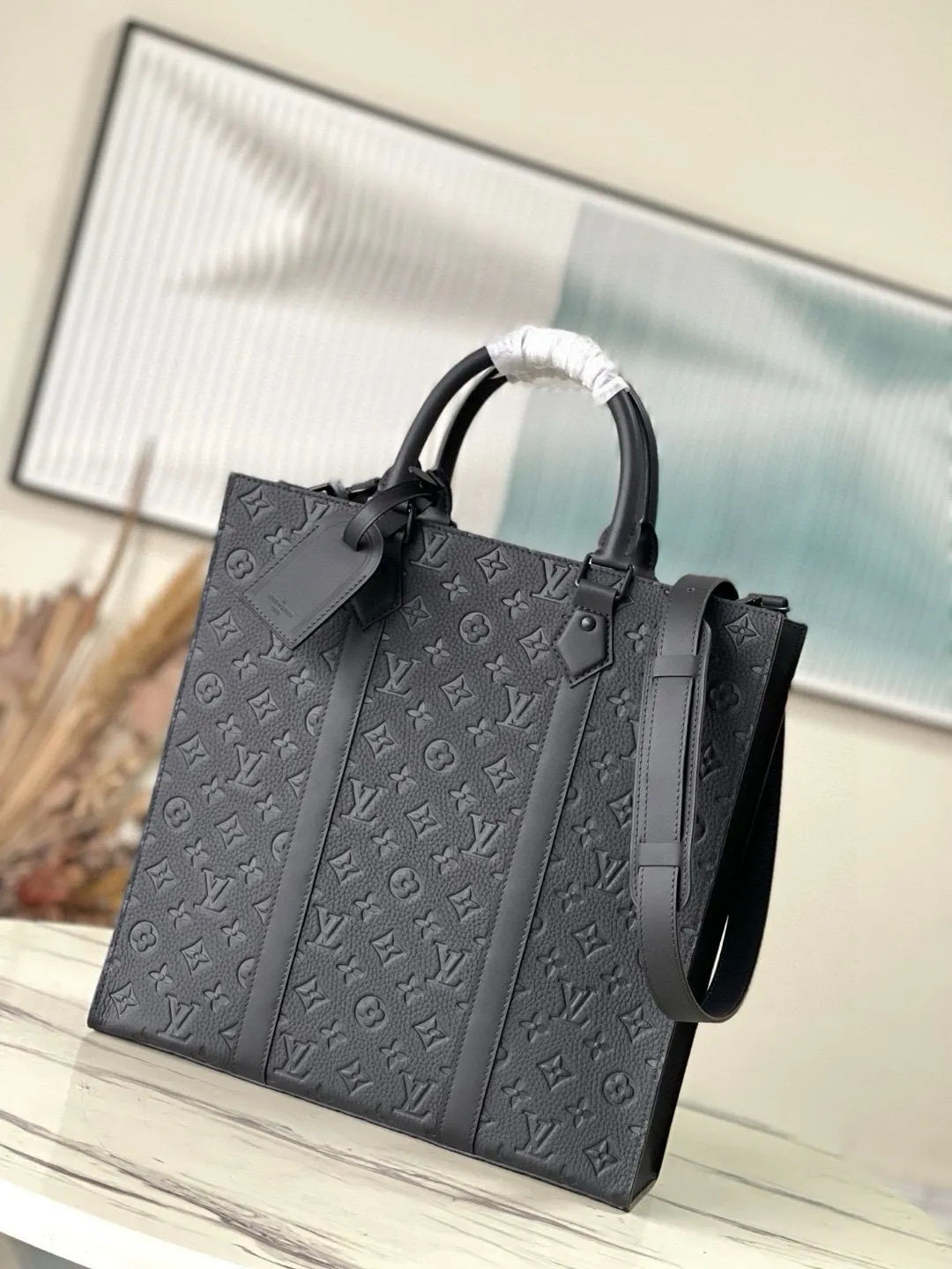 💰1180 (top-grain leather) top-quality original M21866 full leather. This Sac Plat handbag is made of Monogram embossed Taurillon leather. It focuses on straight lines, clear edges and corners, leather side straps and rolled leather handles. It uses functional design to highlight fashionable style. The padded compartment holds a laptop, and the removable and adjustable shoulder strap makes it easy to carry over your shoulder. Dimensions: 36.5 × 38 × 9 cm