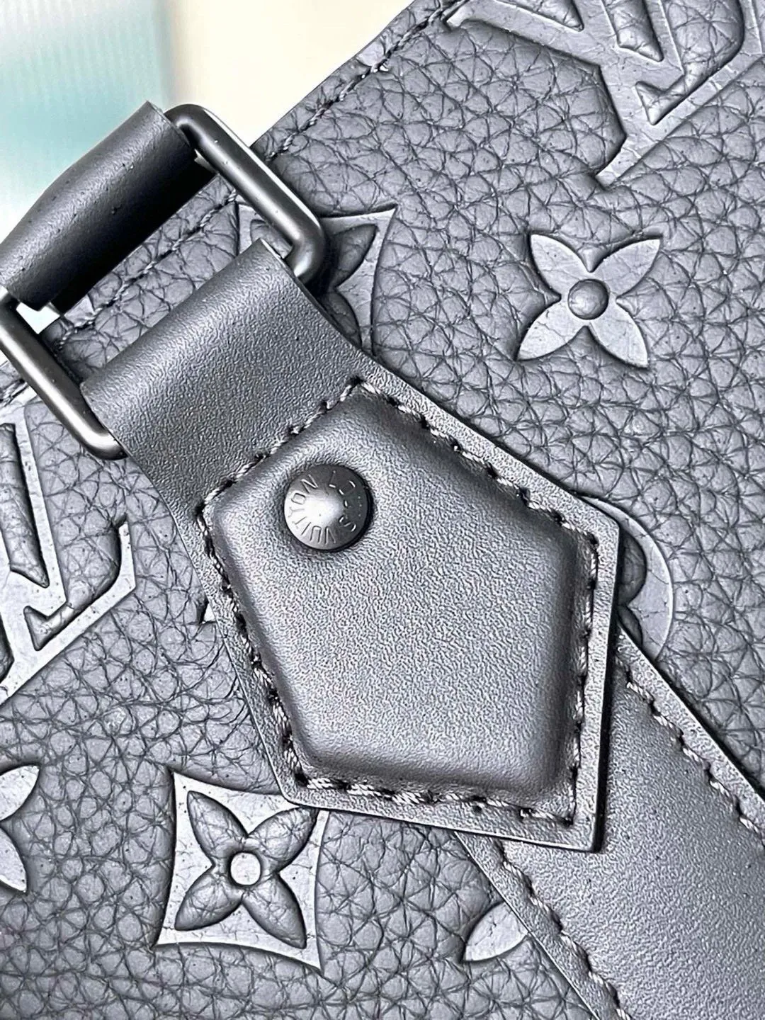 💰1180 (top-grain leather) top-quality original M21866 full leather. This Sac Plat handbag is made of Monogram embossed Taurillon leather. It focuses on straight lines, clear edges and corners, leather side straps and rolled leather handles. It uses functional design to highlight fashionable style. The padded compartment holds a laptop, and the removable and adjustable shoulder strap makes it easy to carry over your shoulder. Dimensions: 36.5 × 38 × 9 cm