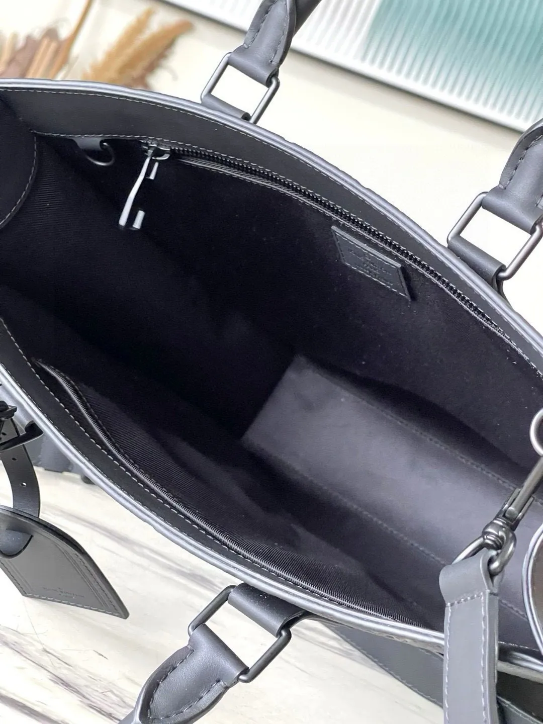 💰1180 (top-grain leather) top-quality original M21866 full leather. This Sac Plat handbag is made of Monogram embossed Taurillon leather. It focuses on straight lines, clear edges and corners, leather side straps and rolled leather handles. It uses functional design to highlight fashionable style. The padded compartment holds a laptop, and the removable and adjustable shoulder strap makes it easy to carry over your shoulder. Dimensions: 36.5 × 38 × 9 cm