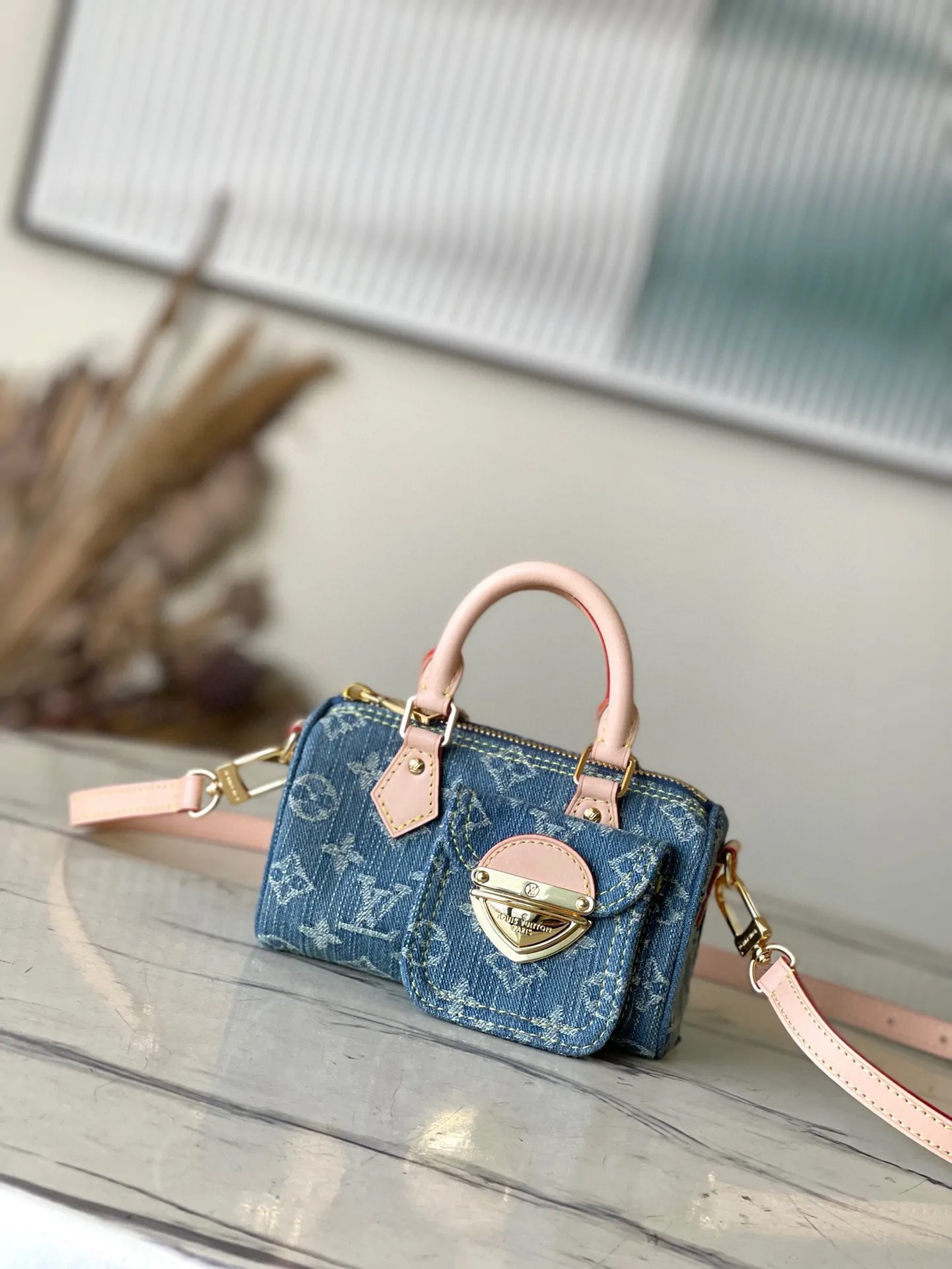 💰880 Top Original Order M82950 Blue Denim Denim Pillow Bag Speedy Series Nano Speedy Handbag This Nano speedy handbag is made of Mongogram Denim Dhl sand-washed canvas woven from certified cotton. It is equipped with leather handles and detachable shoulder straps. The compact shape has buckle side pockets that can accommodate Iphone wallets and lipstick. Size: 16×7.5×10cm