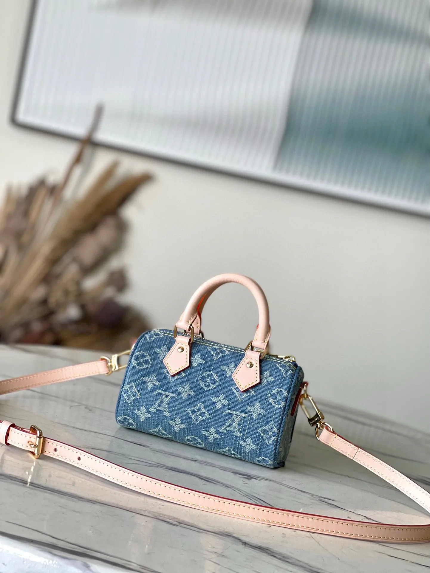 💰880 Top Original Order M82950 Blue Denim Denim Pillow Bag Speedy Series Nano Speedy Handbag This Nano speedy handbag is made of Mongogram Denim Dhl sand-washed canvas woven from certified cotton. It is equipped with leather handles and detachable shoulder straps. The compact shape has buckle side pockets that can accommodate Iphone wallets and lipstick. Size: 16×7.5×10cm