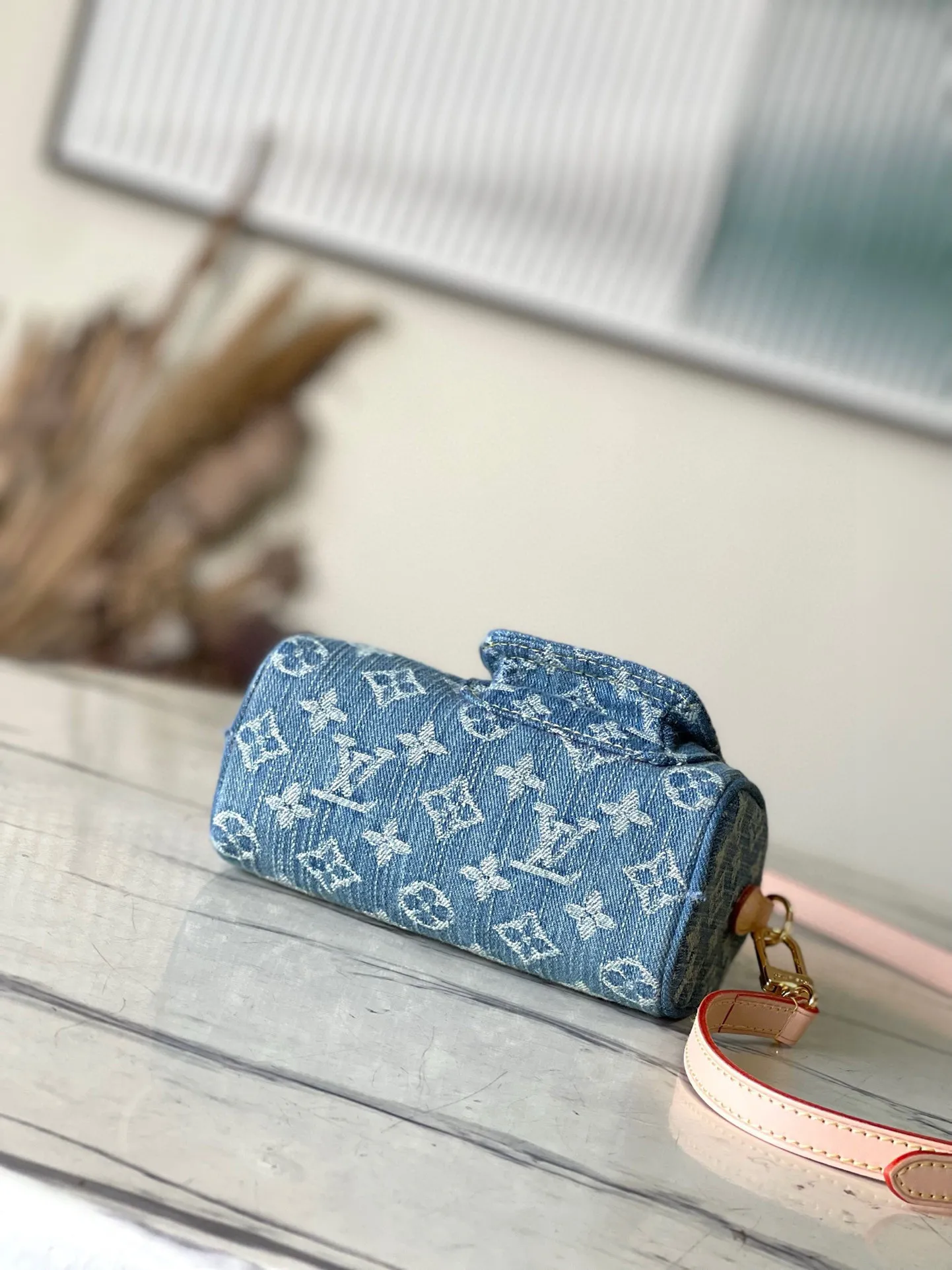 💰880 Top Original Order M82950 Blue Denim Denim Pillow Bag Speedy Series Nano Speedy Handbag This Nano speedy handbag is made of Mongogram Denim Dhl sand-washed canvas woven from certified cotton. It is equipped with leather handles and detachable shoulder straps. The compact shape has buckle side pockets that can accommodate Iphone wallets and lipstick. Size: 16×7.5×10cm