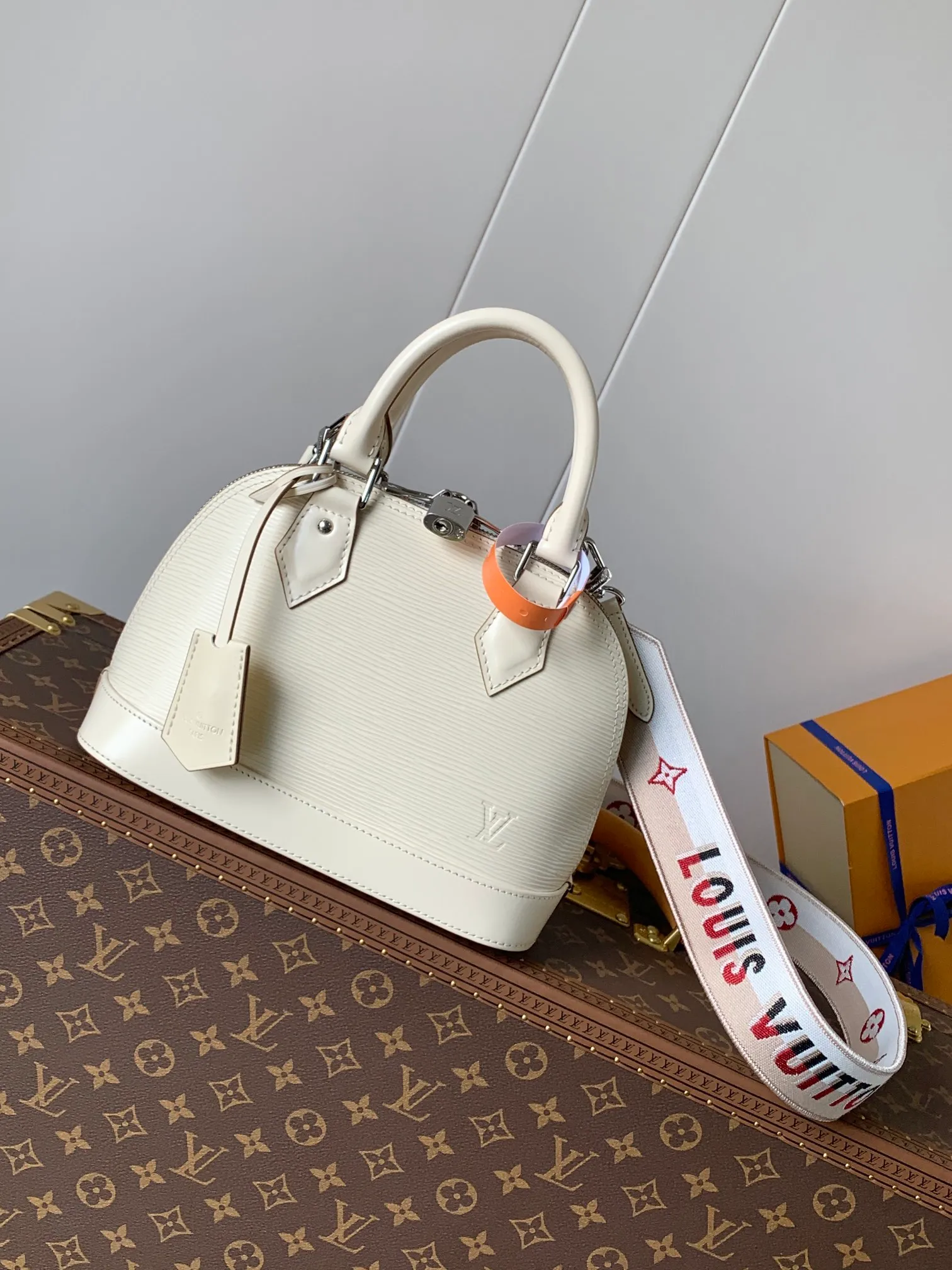💰1240 (top layer leather) top original order, transcoding chip M59217 black M57540 caramel color M58706 off-white M22620 pink top original order This Alma BB handbag uses colorful Epi leather to present one of Louis Vuitton's iconic designs, and the jacquard shoulder strap is decorated with Louis Vuitton logo embroidery and Monogram on both sides. Flower clusters, with delicate stitching edges, bring the visual focus with dynamic new ideas. Dimensions: 23.5 x 17.5 x 11.5 cm (L x H x W) • Epi grained cowhide leather • Epi leather trim • Microfiber lining • Metal hardware • Double zip closure • Padlock • Key holder • Internal patch pocket • Metal base stud • Shoulder strap: removable, not adjustable • Half-length strap: 50.0 cm • Handle: Double handle