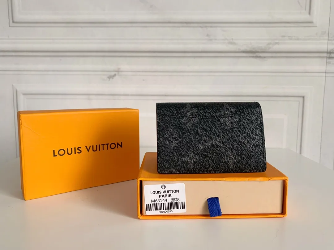 💰80 💎Small card holder Louis vuitton's pocket leather wallet has seven compartments, which can hold credit cards, bus cards, business cards, and even city maps. Damier canvas, leather-bound - two credit card compartments - four inner compartments - one outer compartment. ❤️ Model M63144 Size 7X11.