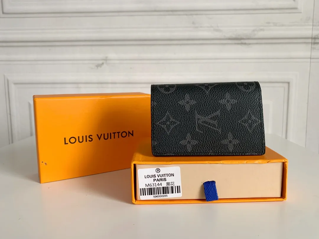💰80 💎Small card holder Louis vuitton's pocket leather wallet has seven compartments, which can hold credit cards, bus cards, business cards, and even city maps. Damier canvas, leather-bound - two credit card compartments - four inner compartments - one outer compartment. ❤️ Model M63144 Size 7X11.