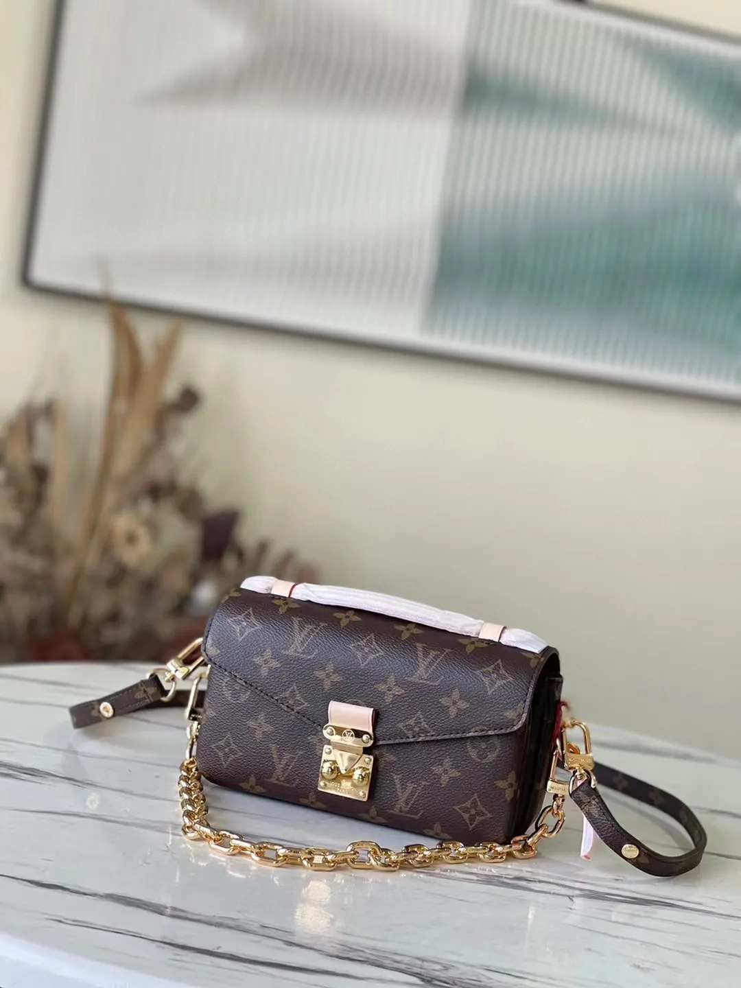 💰800 (Steel Hardware) The top original M46279 presbyopic Pochette Métis East West handbag is made of Monogram canvas, cow leather trim and S-lock lock. It continues the classic elements while having modern details such as a short chain on the shoulder. Generously constructed with compartments, zippered interior and exterior pockets to easily store your iPhone 13. Dimensions: 21.5 x 13.5 x 6 cm