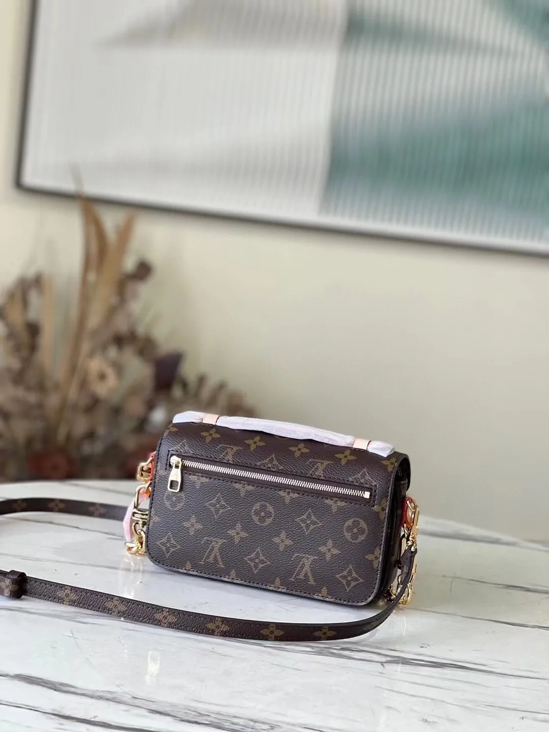 💰800 (Steel Hardware) The top original M46279 presbyopic Pochette Métis East West handbag is made of Monogram canvas, cow leather trim and S-lock lock. It continues the classic elements while having modern details such as a short chain on the shoulder. Generously constructed with compartments, zippered interior and exterior pockets to easily store your iPhone 13. Dimensions: 21.5 x 13.5 x 6 cm