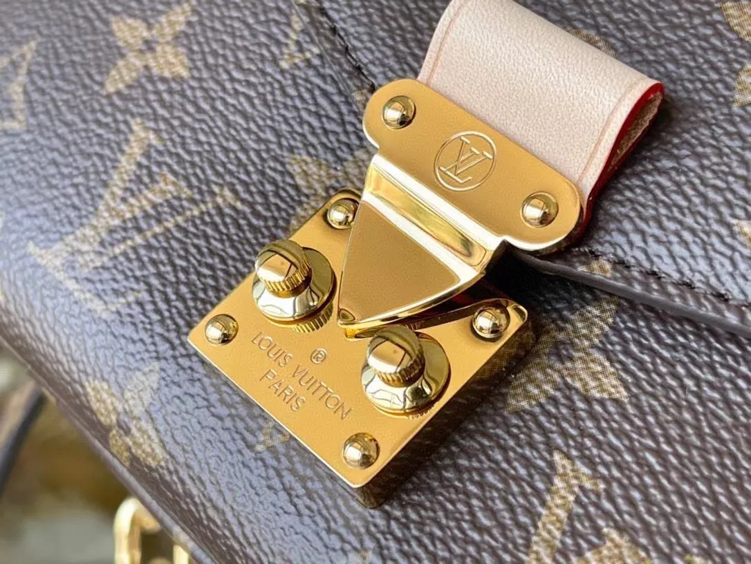 💰800 (Steel Hardware) The top original M46279 presbyopic Pochette Métis East West handbag is made of Monogram canvas, cow leather trim and S-lock lock. It continues the classic elements while having modern details such as a short chain on the shoulder. Generously constructed with compartments, zippered interior and exterior pockets to easily store your iPhone 13. Dimensions: 21.5 x 13.5 x 6 cm