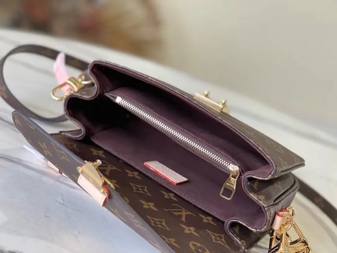 💰800 (Steel Hardware) The top original M46279 presbyopic Pochette Métis East West handbag is made of Monogram canvas, cow leather trim and S-lock lock. It continues the classic elements while having modern details such as a short chain on the shoulder. Generously constructed with compartments, zippered interior and exterior pockets to easily store your iPhone 13. Dimensions: 21.5 x 13.5 x 6 cm