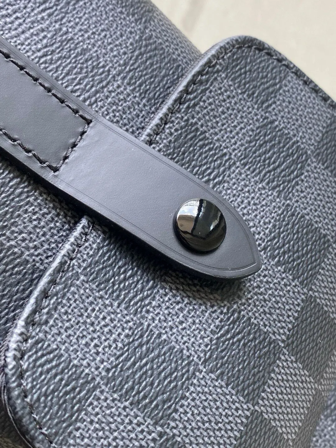 💰1000 Top Original N41379 Black Check Christopher backpack uses Monogram canvas to interpret the rugged and simple spirit of a hiking bag. Its unique style is suitable for both work and entertainment, highlighting a high-quality lifestyle. Dimensions: 41x 47x 13 cm