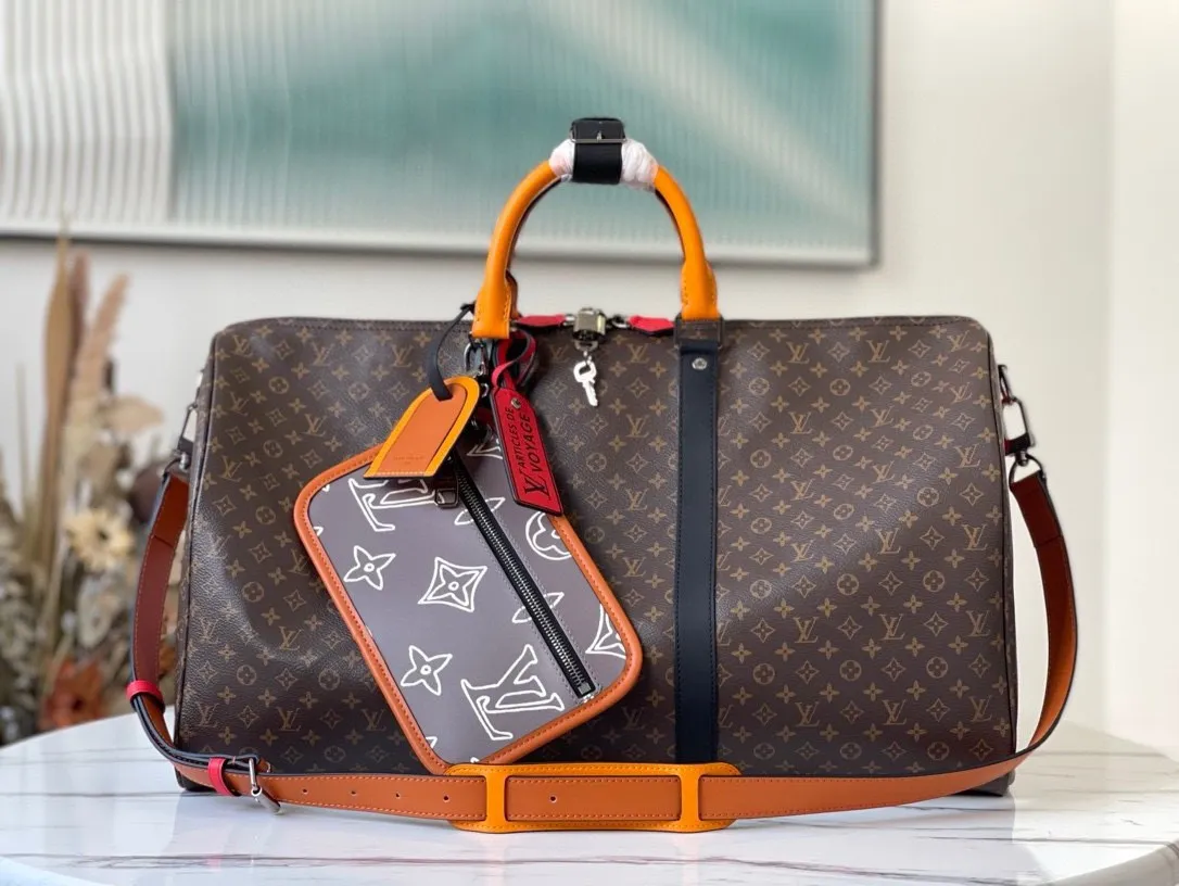 💰1040 Top Original M56856 Presbyopic Top Original KEEPALL BANDOULIER Travel Bag Patchwork theme is integrated into this travel bag, creating diverse styles from a trendy perspective. This classic soft travel bag is equipped with a leather top handle and two straps on the side. It is the size of carry-on luggage and has ample internal space. Dimensions: 50.0 x29.0 x23.0 cm