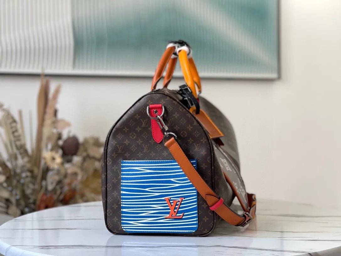 💰1040 Top Original M56856 Presbyopic Top Original KEEPALL BANDOULIER Travel Bag Patchwork theme is integrated into this travel bag, creating diverse styles from a trendy perspective. This classic soft travel bag is equipped with a leather top handle and two straps on the side. It is the size of carry-on luggage and has ample internal space. Dimensions: 50.0 x29.0 x23.0 cm