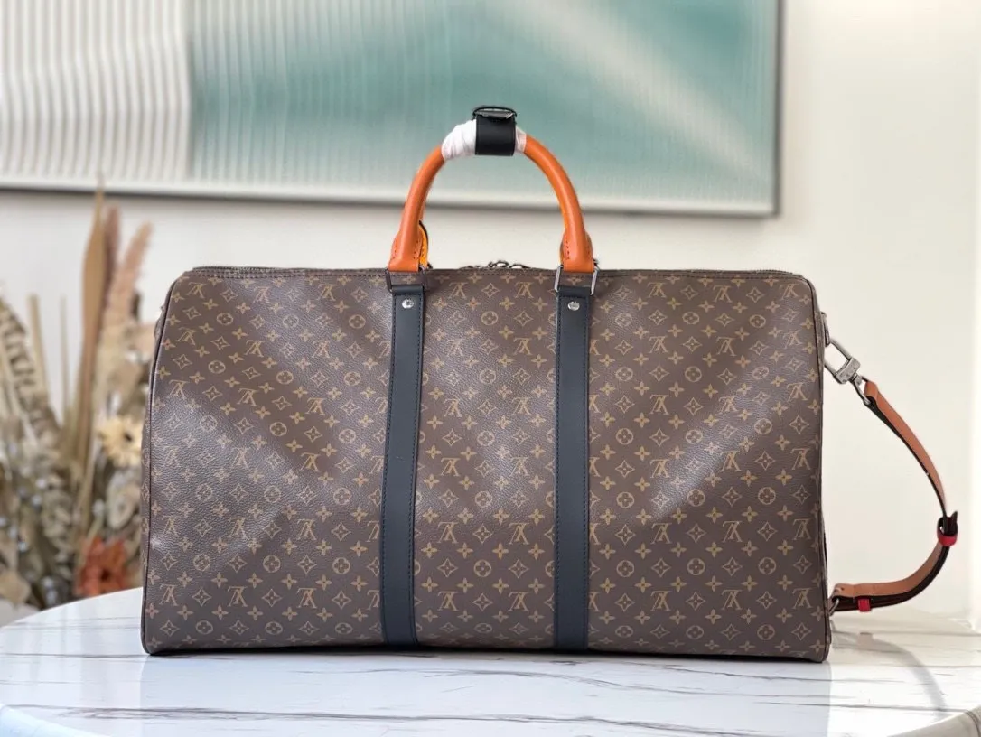 💰1040 Top Original M56856 Presbyopic Top Original KEEPALL BANDOULIER Travel Bag Patchwork theme is integrated into this travel bag, creating diverse styles from a trendy perspective. This classic soft travel bag is equipped with a leather top handle and two straps on the side. It is the size of carry-on luggage and has ample internal space. Dimensions: 50.0 x29.0 x23.0 cm
