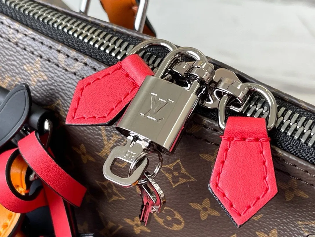 💰1040 Top Original M56856 Presbyopic Top Original KEEPALL BANDOULIER Travel Bag Patchwork theme is integrated into this travel bag, creating diverse styles from a trendy perspective. This classic soft travel bag is equipped with a leather top handle and two straps on the side. It is the size of carry-on luggage and has ample internal space. Dimensions: 50.0 x29.0 x23.0 cm