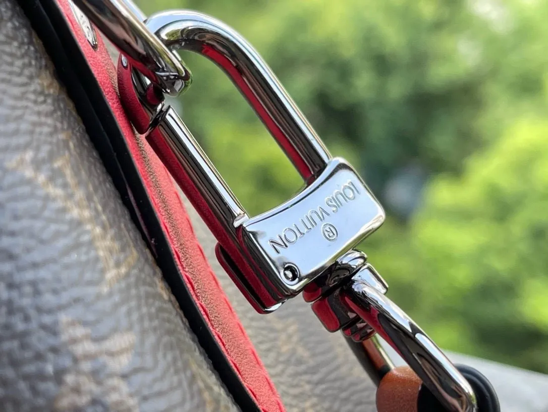💰1040 Top Original M56856 Presbyopic Top Original KEEPALL BANDOULIER Travel Bag Patchwork theme is integrated into this travel bag, creating diverse styles from a trendy perspective. This classic soft travel bag is equipped with a leather top handle and two straps on the side. It is the size of carry-on luggage and has ample internal space. Dimensions: 50.0 x29.0 x23.0 cm