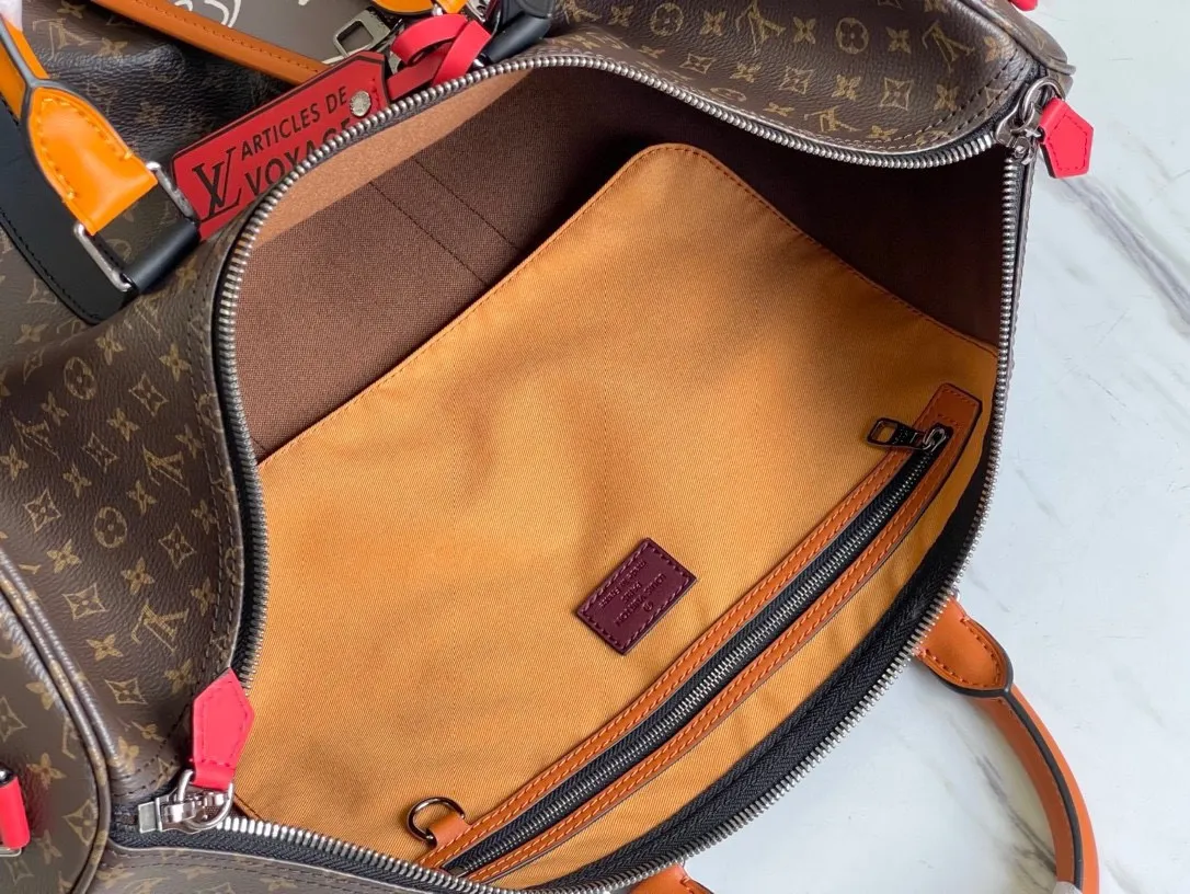 💰1040 Top Original M56856 Presbyopic Top Original KEEPALL BANDOULIER Travel Bag Patchwork theme is integrated into this travel bag, creating diverse styles from a trendy perspective. This classic soft travel bag is equipped with a leather top handle and two straps on the side. It is the size of carry-on luggage and has ample internal space. Dimensions: 50.0 x29.0 x23.0 cm
