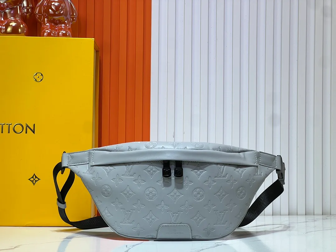 Batch 240💰Upgraded from the original M46108 M46035 M46036 M45729, the new version of this Discovery waist bag is made of Monogram Eclipse canvas, combining casual fashion and modern functionality. The shape is ergonomic and equipped with an adjustable strap, which can be worn around the waist, carried on the shoulder or hung casually on the chest. Zippered pockets on the front and back provide easy access to your phone, cards and keys. Dimensions: 44 x 15 x 9 xerox