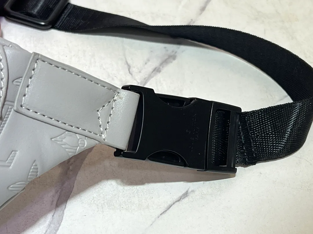 Batch 240💰Upgraded from the original M46108 M46035 M46036 M45729, the new version of this Discovery waist bag is made of Monogram Eclipse canvas, combining casual fashion and modern functionality. The shape is ergonomic and equipped with an adjustable strap, which can be worn around the waist, carried on the shoulder or hung casually on the chest. Zippered pockets on the front and back provide easy access to your phone, cards and keys. Dimensions: 44 x 15 x 9 xerox