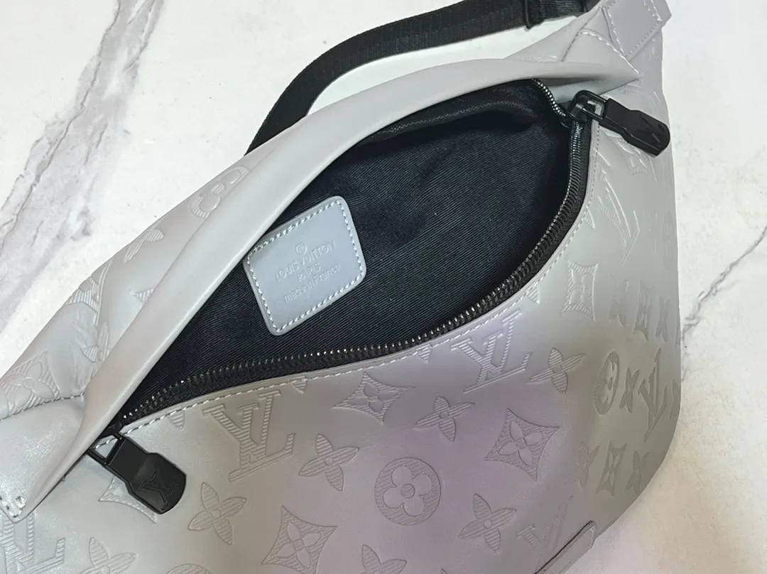 Batch 240💰Upgraded from the original M46108 M46035 M46036 M45729, the new version of this Discovery waist bag is made of Monogram Eclipse canvas, combining casual fashion and modern functionality. The shape is ergonomic and equipped with an adjustable strap, which can be worn around the waist, carried on the shoulder or hung casually on the chest. Zippered pockets on the front and back provide easy access to your phone, cards and keys. Dimensions: 44 x 15 x 9 xerox