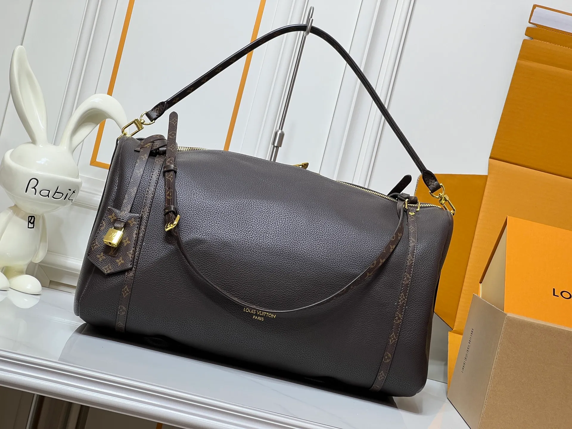 Batch 300💰Upgraded original M26037 M26451 M26359 M26397 M26358 M26039 M26905 M26360 M13668 M13667 This large Express Travel handbag injects a gentle atmosphere into the classic Keepall handbag, highlighting Nicolas Ghesquière's keen insight into the rhythm of urban travel. Made from fine-grained cowhide leather with Monogram canvas elements, the soft construction offers plenty of space, and the adjustable handle and removable rolled-leather handle allow for flexible carrying. Dimensions: 45 x 20 x 27 (cm) ((length x height x width)