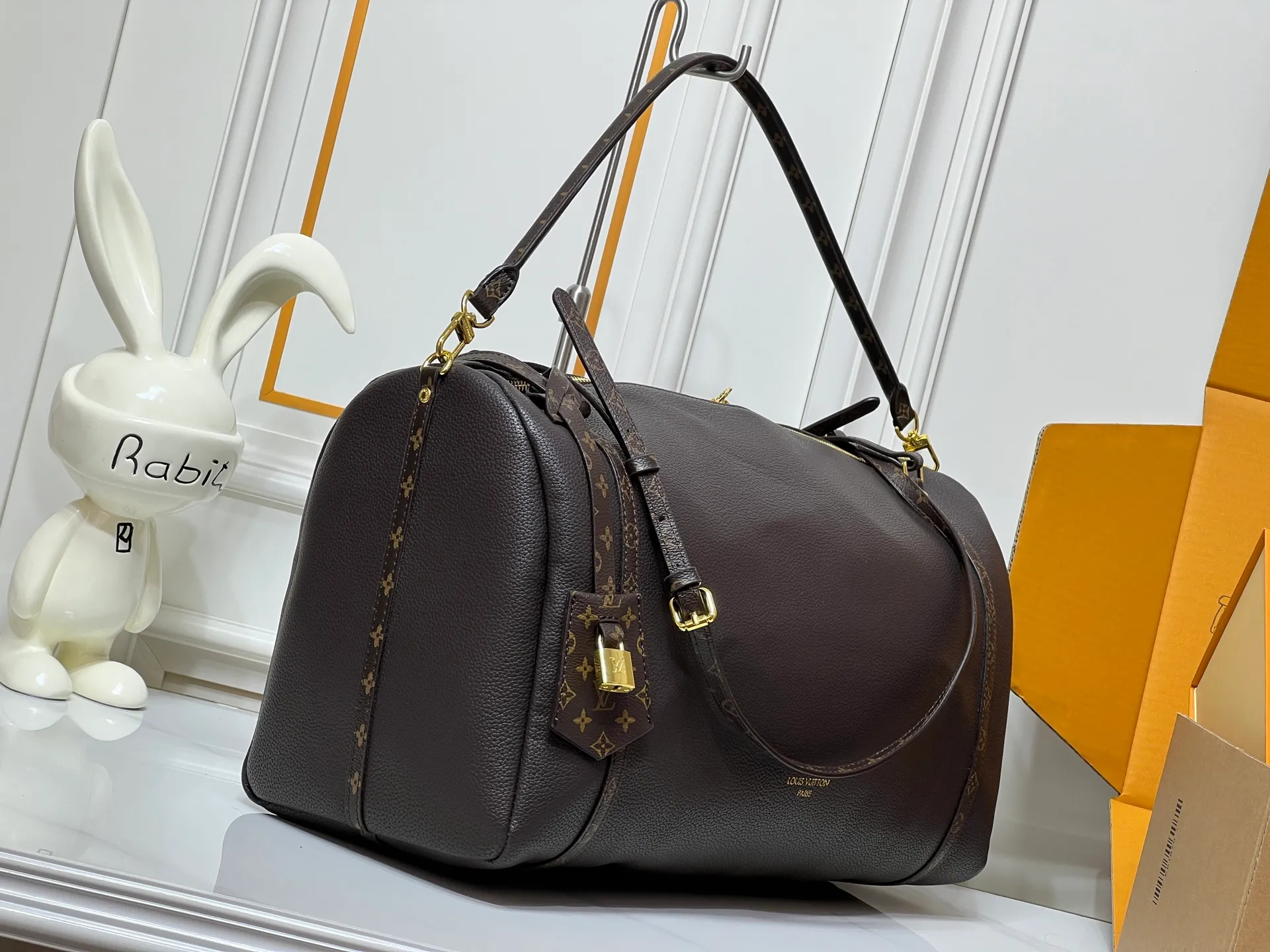 Batch 300💰Upgraded original M26037 M26451 M26359 M26397 M26358 M26039 M26905 M26360 M13668 M13667 This large Express Travel handbag injects a gentle atmosphere into the classic Keepall handbag, highlighting Nicolas Ghesquière's keen insight into the rhythm of urban travel. Made from fine-grained cowhide leather with Monogram canvas elements, the soft construction offers plenty of space, and the adjustable handle and removable rolled-leather handle allow for flexible carrying. Dimensions: 45 x 20 x 27 (cm) ((length x height x width)