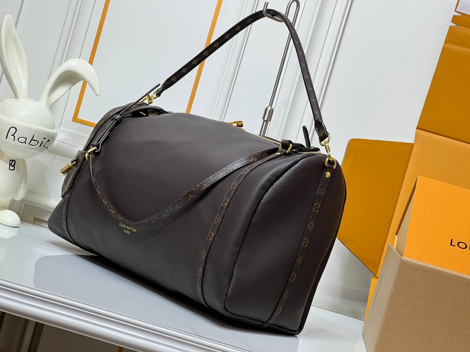 Batch 300💰Upgraded original M26037 M26451 M26359 M26397 M26358 M26039 M26905 M26360 M13668 M13667 This large Express Travel handbag injects a gentle atmosphere into the classic Keepall handbag, highlighting Nicolas Ghesquière's keen insight into the rhythm of urban travel. Made from fine-grained cowhide leather with Monogram canvas elements, the soft construction offers plenty of space, and the adjustable handle and removable rolled-leather handle allow for flexible carrying. Dimensions: 45 x 20 x 27 (cm) ((length x height x width)