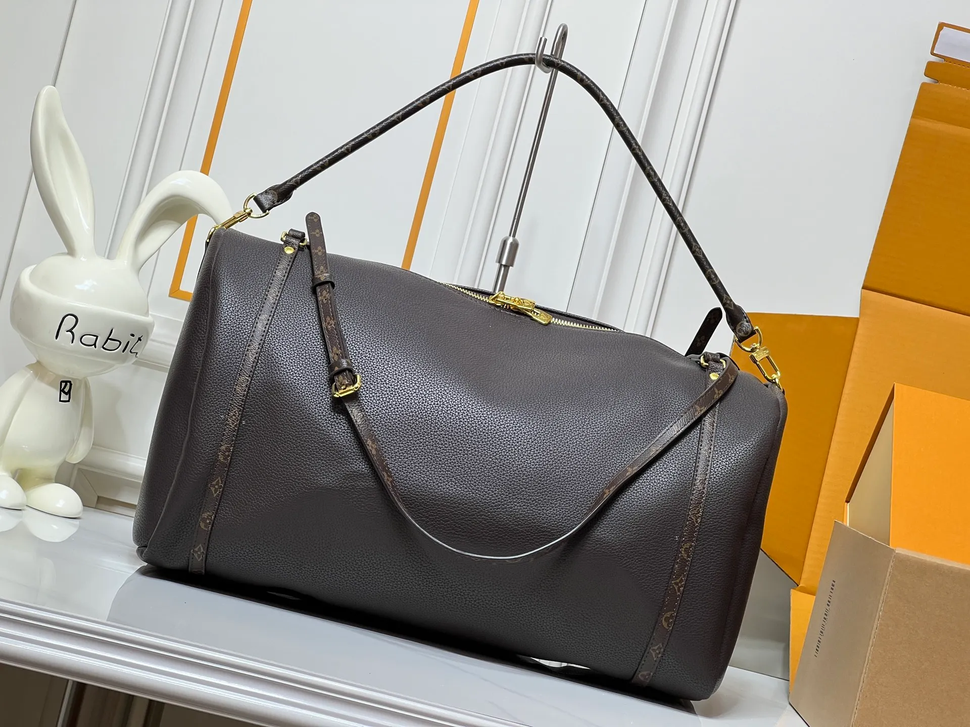Batch 300💰Upgraded original M26037 M26451 M26359 M26397 M26358 M26039 M26905 M26360 M13668 M13667 This large Express Travel handbag injects a gentle atmosphere into the classic Keepall handbag, highlighting Nicolas Ghesquière's keen insight into the rhythm of urban travel. Made from fine-grained cowhide leather with Monogram canvas elements, the soft construction offers plenty of space, and the adjustable handle and removable rolled-leather handle allow for flexible carrying. Dimensions: 45 x 20 x 27 (cm) ((length x height x width)