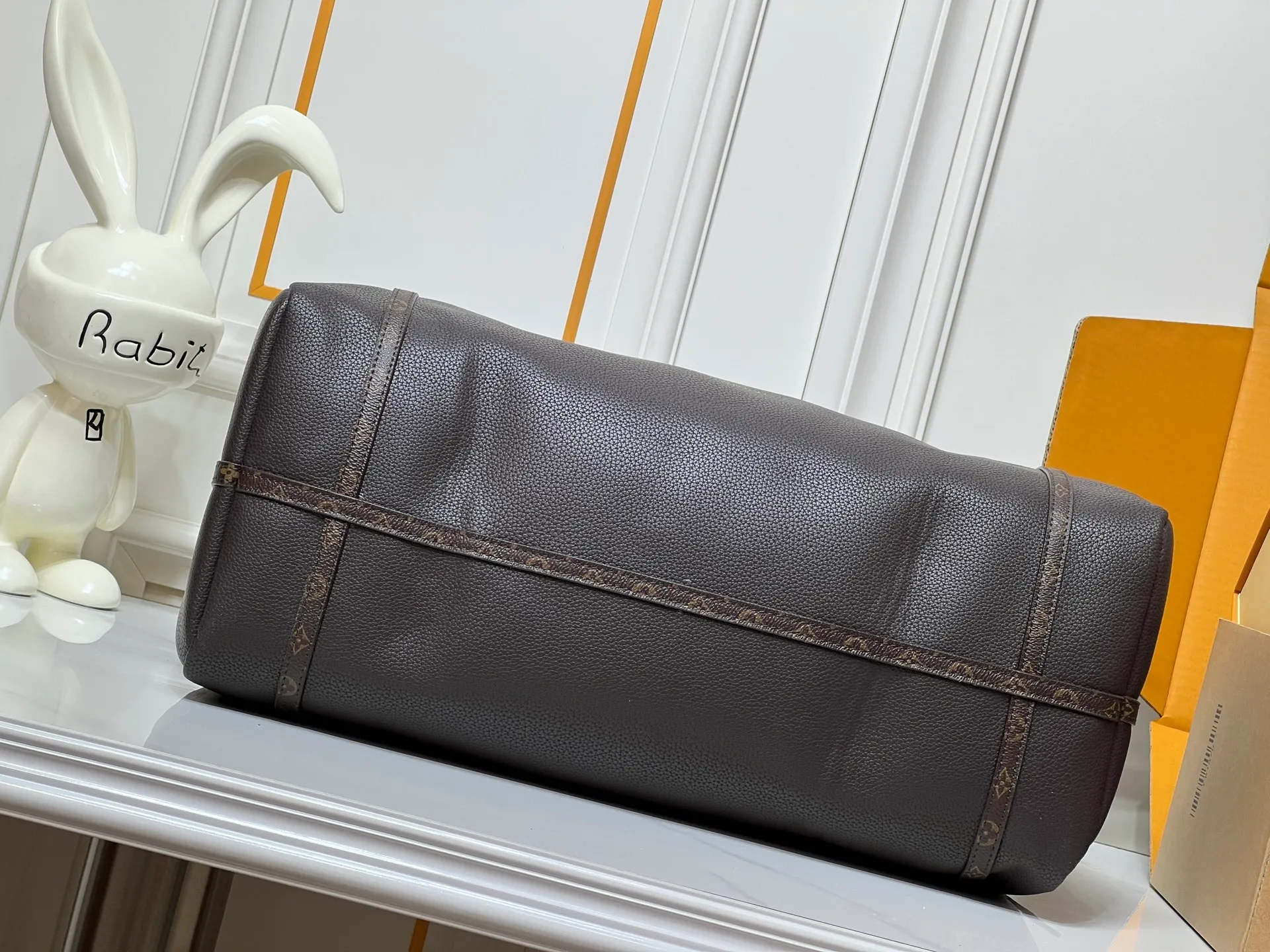 Batch 300💰Upgraded original M26037 M26451 M26359 M26397 M26358 M26039 M26905 M26360 M13668 M13667 This large Express Travel handbag injects a gentle atmosphere into the classic Keepall handbag, highlighting Nicolas Ghesquière's keen insight into the rhythm of urban travel. Made from fine-grained cowhide leather with Monogram canvas elements, the soft construction offers plenty of space, and the adjustable handle and removable rolled-leather handle allow for flexible carrying. Dimensions: 45 x 20 x 27 (cm) ((length x height x width)