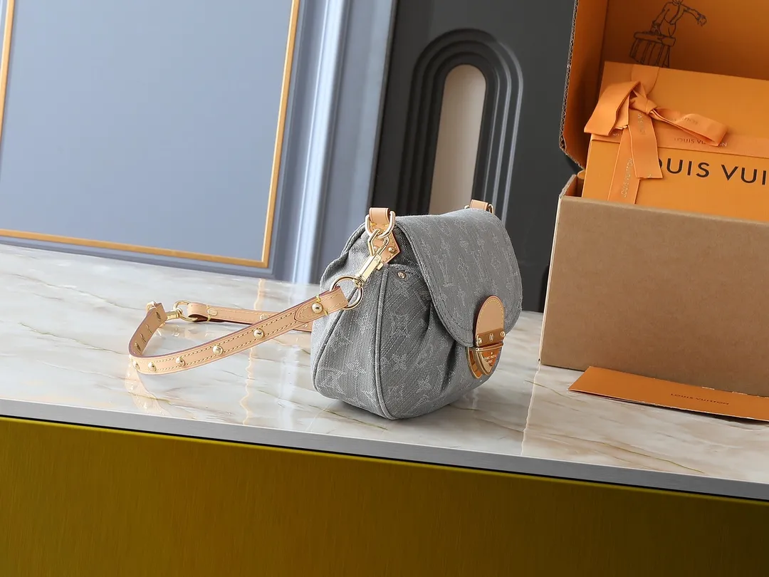 💰260💰Upgraded from the original M13347 M46829. This Sunset handbag relies on exquisite bleaching technology to bring the Monogram Denim pattern born in 2005 back to the new season. Smooth leather trim and metal buckles accentuate the sophisticated construction, making it easy to organize both day and night. Use the included shoulder strap to switch between hand-carrying, shoulder-carrying and cross-body carrying. Dimensions: 27.0 x 18.0 x 3.0 cm (length x height x width)
