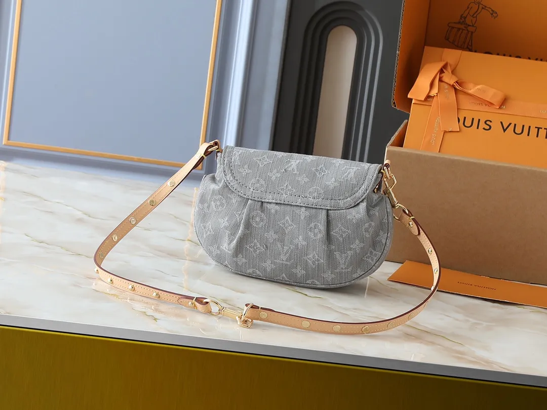 💰260💰Upgraded from the original M13347 M46829. This Sunset handbag relies on exquisite bleaching technology to bring the Monogram Denim pattern born in 2005 back to the new season. Smooth leather trim and metal buckles accentuate the sophisticated construction, making it easy to organize both day and night. Use the included shoulder strap to switch between hand-carrying, shoulder-carrying and cross-body carrying. Dimensions: 27.0 x 18.0 x 3.0 cm (length x height x width)