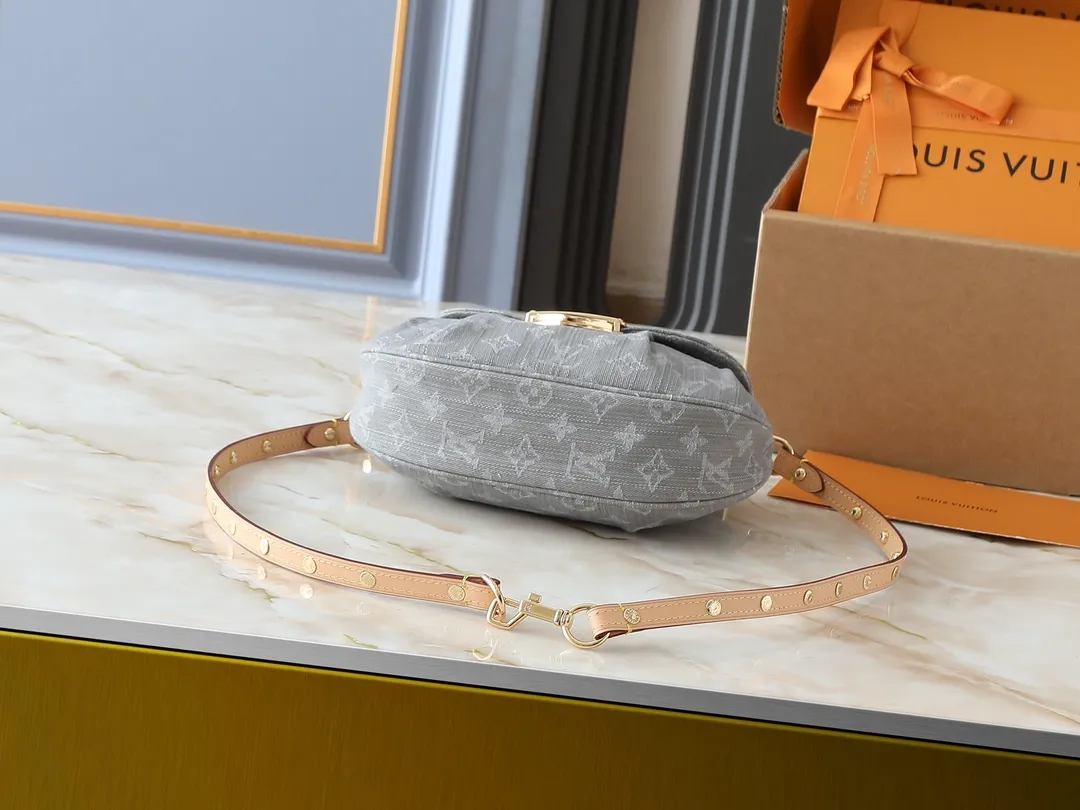 💰260💰Upgraded from the original M13347 M46829. This Sunset handbag relies on exquisite bleaching technology to bring the Monogram Denim pattern born in 2005 back to the new season. Smooth leather trim and metal buckles accentuate the sophisticated construction, making it easy to organize both day and night. Use the included shoulder strap to switch between hand-carrying, shoulder-carrying and cross-body carrying. Dimensions: 27.0 x 18.0 x 3.0 cm (length x height x width)