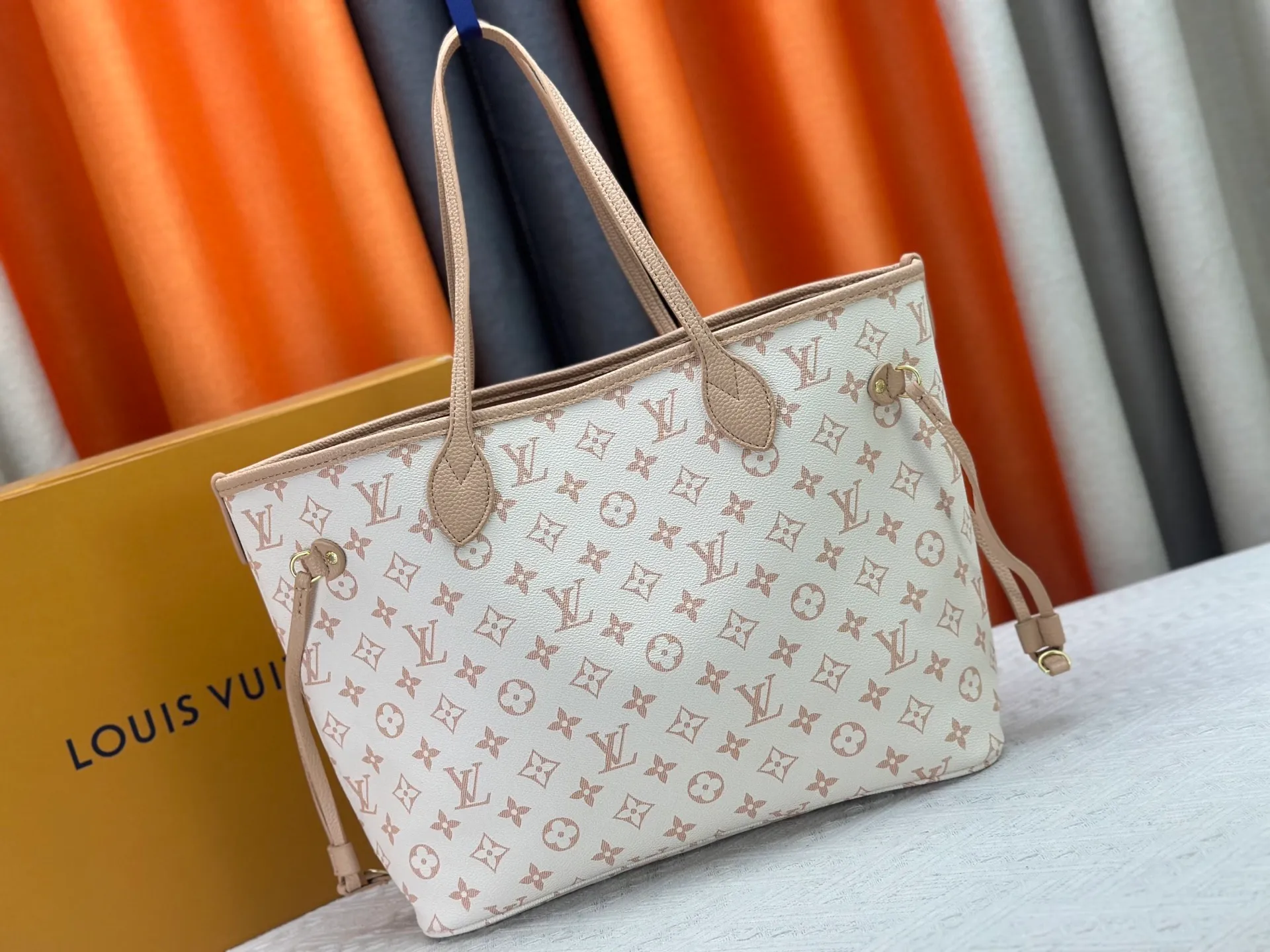 P260 Upgraded original version [Sac Neverfull Inside Out MM] M12061 M25665 M40995 White Flower Sand Dune (double-sided) This reversible Neverfull Inside Out MM bag is an ideal companion for office days and weekend vacations. Sublimated with a gold metallic finish, it's crafted from Monogram Dune canvas on one side and smooth hazel leather on the back. Designed to carry a laptop and other daily essentials, this roomy model features laces and hooks on the sides for adjusting the opening. Removable zippered pouch allows you to store small items.  Dimensions: 31x28x14 cm