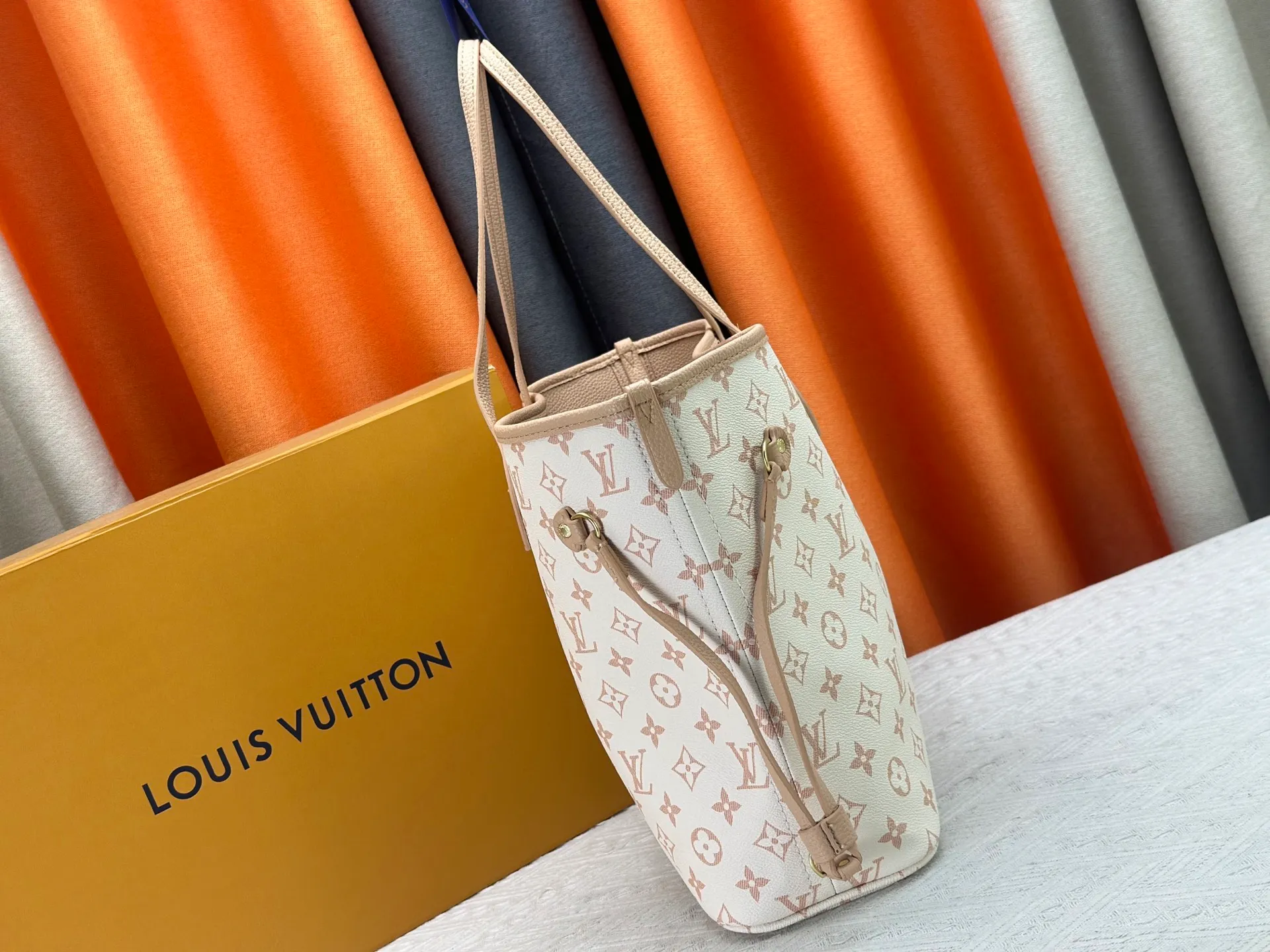 P260 Upgraded original version [Sac Neverfull Inside Out MM] M12061 M25665 M40995 White Flower Sand Dune (double-sided) This reversible Neverfull Inside Out MM bag is an ideal companion for office days and weekend vacations. Sublimated with a gold metallic finish, it's crafted from Monogram Dune canvas on one side and smooth hazel leather on the back. Designed to carry a laptop and other daily essentials, this roomy model features laces and hooks on the sides for adjusting the opening. Removable zippered pouch allows you to store small items.  Dimensions: 31x28x14 cm