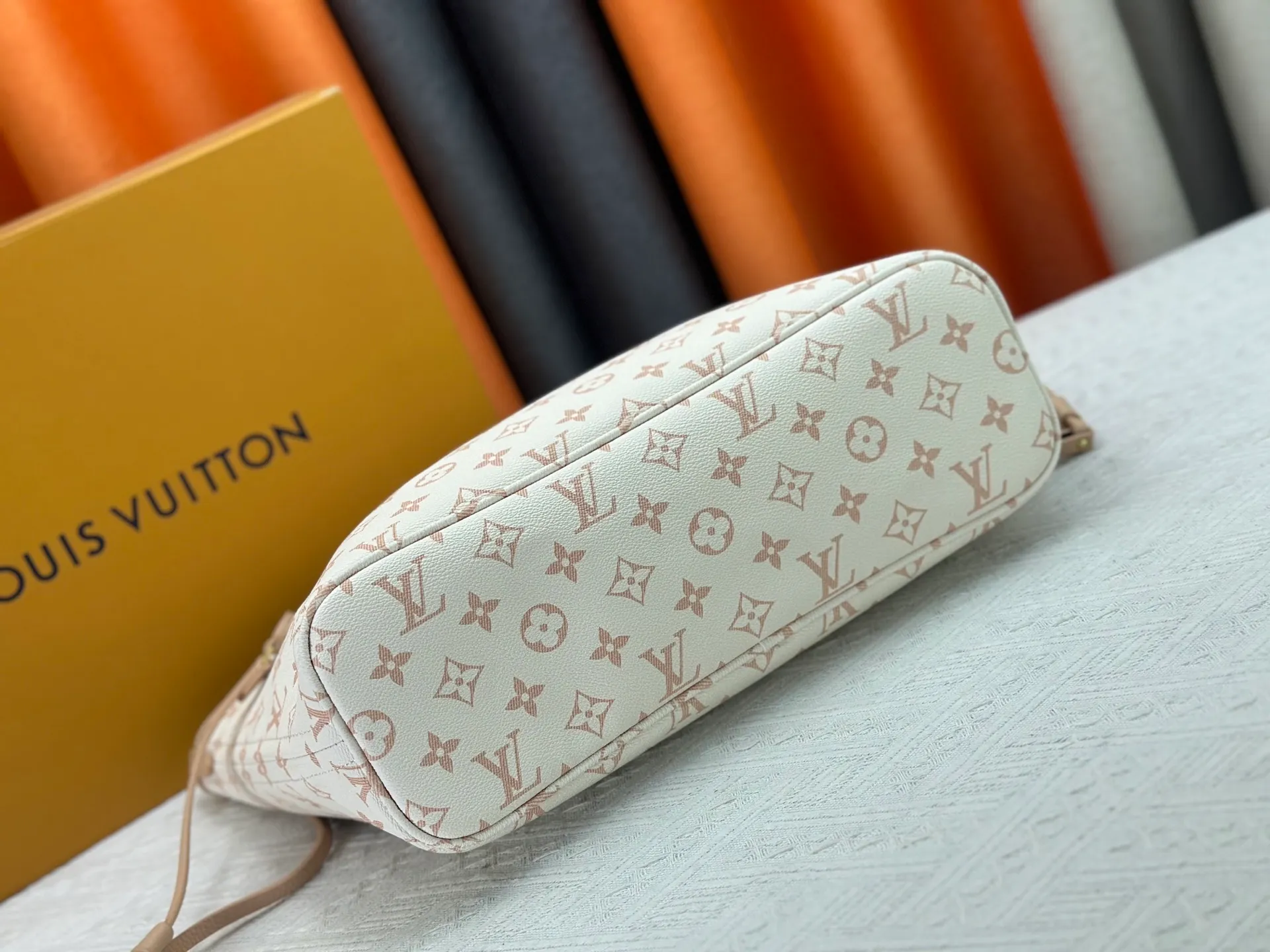 P260 Upgraded original version [Sac Neverfull Inside Out MM] M12061 M25665 M40995 White Flower Sand Dune (double-sided) This reversible Neverfull Inside Out MM bag is an ideal companion for office days and weekend vacations. Sublimated with a gold metallic finish, it's crafted from Monogram Dune canvas on one side and smooth hazel leather on the back. Designed to carry a laptop and other daily essentials, this roomy model features laces and hooks on the sides for adjusting the opening. Removable zippered pouch allows you to store small items.  Dimensions: 31x28x14 cm