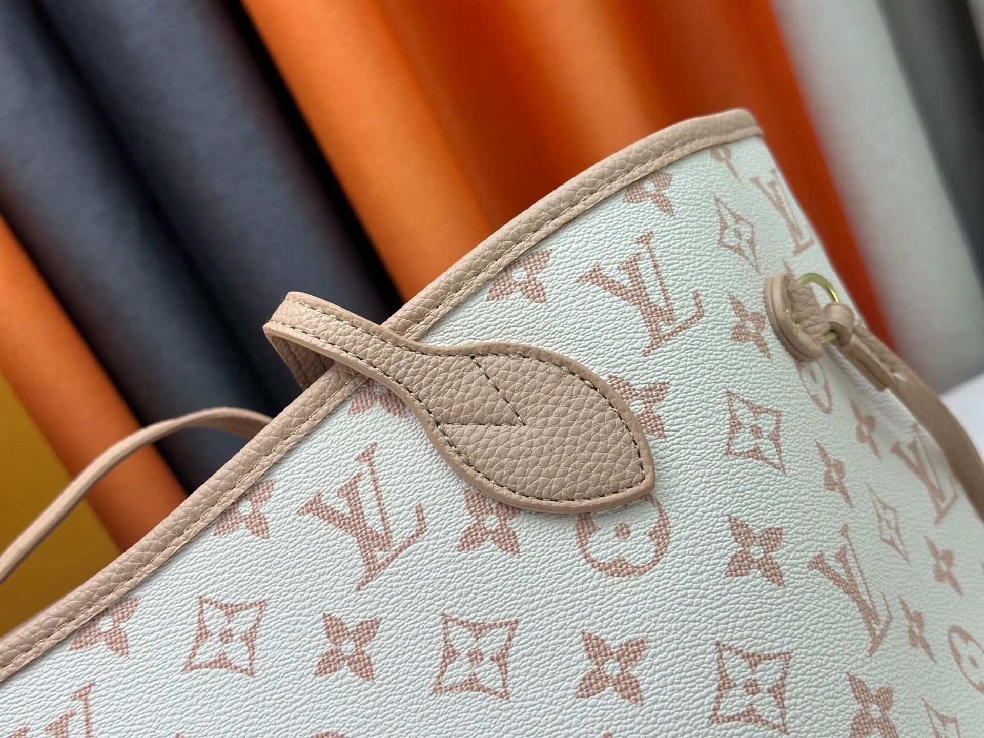 P260 Upgraded original version [Sac Neverfull Inside Out MM] M12061 M25665 M40995 White Flower Sand Dune (double-sided) This reversible Neverfull Inside Out MM bag is an ideal companion for office days and weekend vacations. Sublimated with a gold metallic finish, it's crafted from Monogram Dune canvas on one side and smooth hazel leather on the back. Designed to carry a laptop and other daily essentials, this roomy model features laces and hooks on the sides for adjusting the opening. Removable zippered pouch allows you to store small items.  Dimensions: 31x28x14 cm