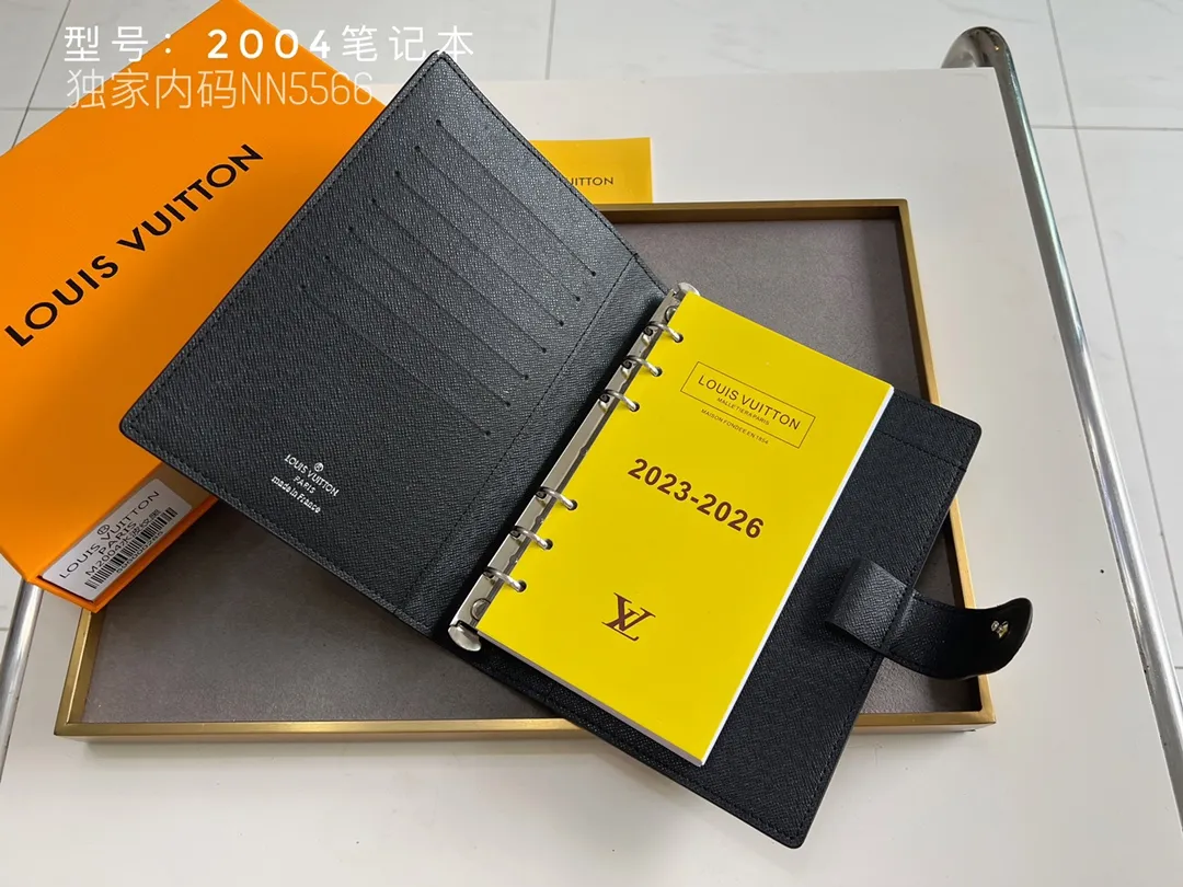 💰140 Top Original 💎 Latest Date 📅 Notepad This small notepad cover is made of Monogram canvas and can hold three credit cards. It can also be used as an address book, notebook or calendar. Epi leather is delicately embossed with LV initials and is lined with intertwined textured leather - Push-button closure - Six-ring binder with three rings in a set, six credit card slots and two internal compartments - Notepad insert available separately. Model: 2004 Size: 14x18cm