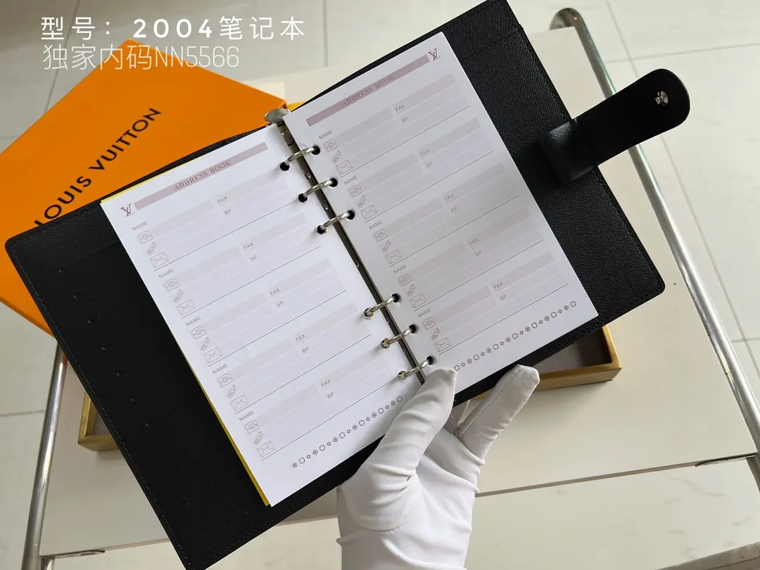 💰140 Top Original 💎 Latest Date 📅 Notepad This small notepad cover is made of Monogram canvas and can hold three credit cards. It can also be used as an address book, notebook or calendar. Epi leather is delicately embossed with LV initials and is lined with intertwined textured leather - Push-button closure - Six-ring binder with three rings in a set, six credit card slots and two internal compartments - Notepad insert available separately. Model: 2004 Size: 14x18cm