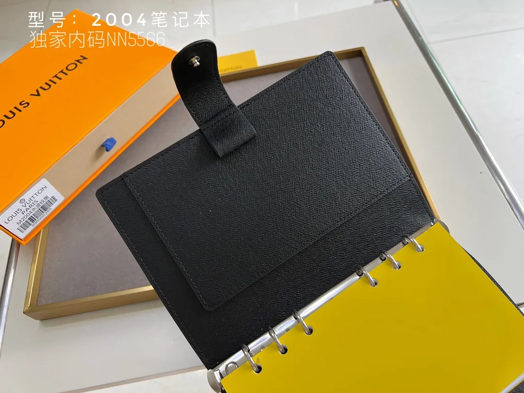 💰140 Top Original 💎 Latest Date 📅 Notepad This small notepad cover is made of Monogram canvas and can hold three credit cards. It can also be used as an address book, notebook or calendar. Epi leather is delicately embossed with LV initials and is lined with intertwined textured leather - Push-button closure - Six-ring binder with three rings in a set, six credit card slots and two internal compartments - Notepad insert available separately. Model: 2004 Size: 14x18cm