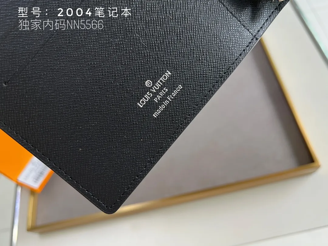 💰140 Top Original 💎 Latest Date 📅 Notepad This small notepad cover is made of Monogram canvas and can hold three credit cards. It can also be used as an address book, notebook or calendar. Epi leather is delicately embossed with LV initials and is lined with intertwined textured leather - Push-button closure - Six-ring binder with three rings in a set, six credit card slots and two internal compartments - Notepad insert available separately. Model: 2004 Size: 14x18cm