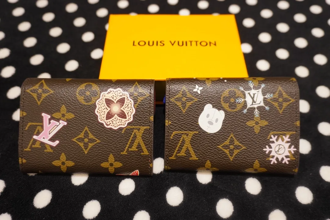 P130💰 41939, model number 12239. This LV Charms card holder is from the SnowShow series. It combines the iconic Monogram canvas with smooth leather trim and festive patterns. The brand mascot Vivienne’s pet dog Petula lives in a corner, and Vivienne decorations and LV flowers complete the exquisite design. Dimensions10x8x2