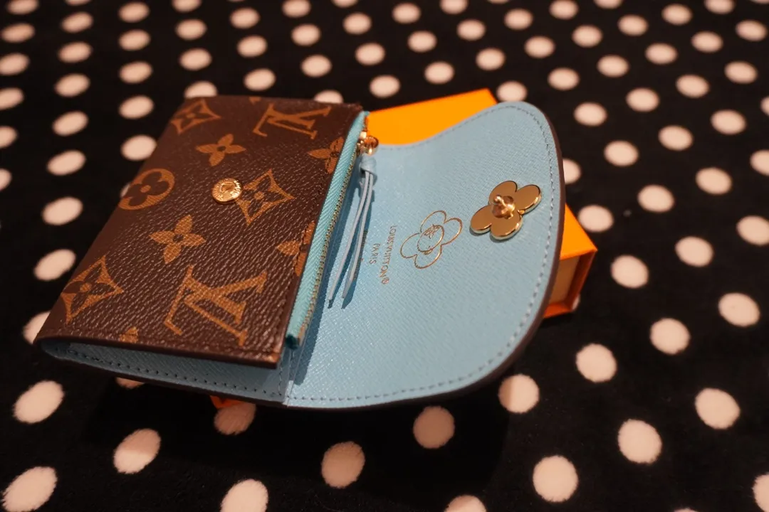 P130💰 41939, model number 12239. This LV Charms card holder is from the SnowShow series. It combines the iconic Monogram canvas with smooth leather trim and festive patterns. The brand mascot Vivienne’s pet dog Petula lives in a corner, and Vivienne decorations and LV flowers complete the exquisite design. Dimensions10x8x2