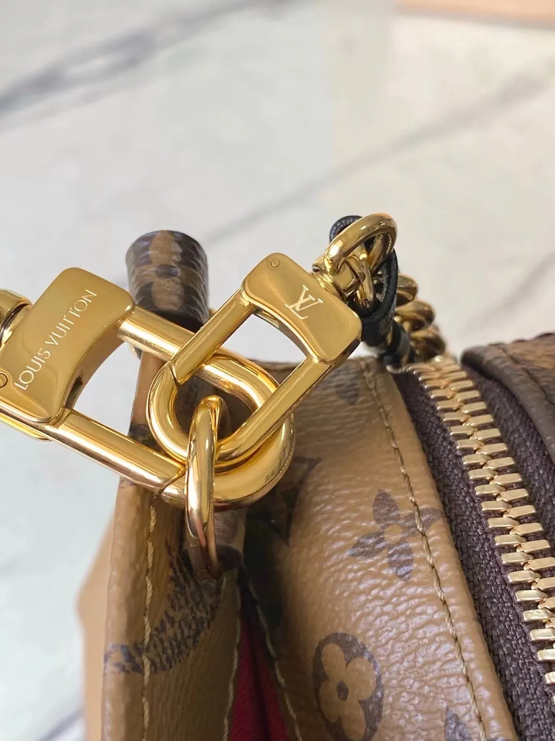 💰940 Top Original Order M14236 This OnTheGo East West handbag uses coated canvas to present the Monogram Giant element, which is combined with the Monogram Reverse coated canvas trim and bright metal parts to create an elegant style. The top handle, detachable chain and removable and adjustable shoulder strap allow for a variety of carrying options, while multiple compartments and pockets keep valuables organized. Dimensions: 25 × 13 × 10cm