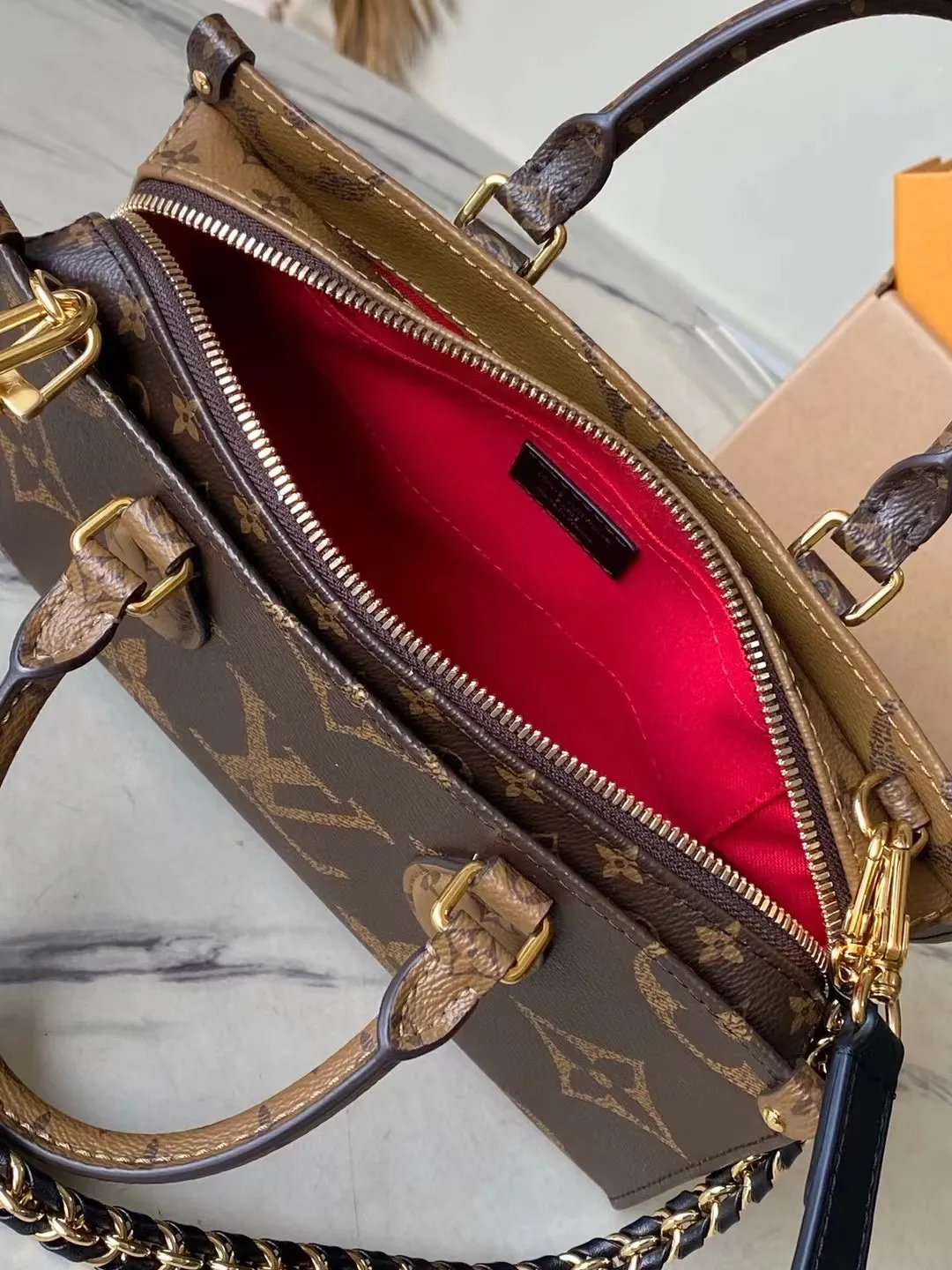 💰940 Top Original Order M14236 This OnTheGo East West handbag uses coated canvas to present the Monogram Giant element, which is combined with the Monogram Reverse coated canvas trim and bright metal parts to create an elegant style. The top handle, detachable chain and removable and adjustable shoulder strap allow for a variety of carrying options, while multiple compartments and pockets keep valuables organized. Dimensions: 25 × 13 × 10cm