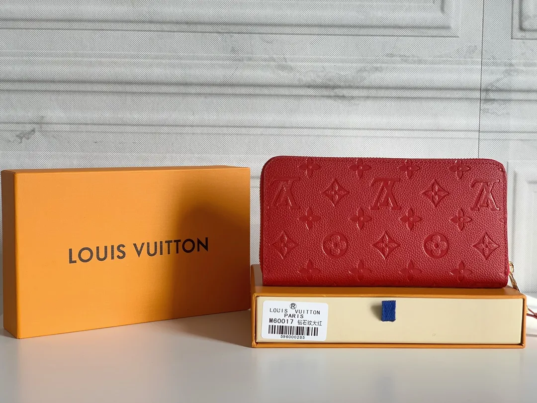 💰120 💎Upgraded original version 🇫🇷 Diamond pattern embossed material: embossed cowhide Introduction: 📢There are 8 credit card slots 3 large compartments to store banknotes Small zipper coin bag 3 flat bags to store bills 💋💋 Model: 60017 diamond pattern Model: 19x10.