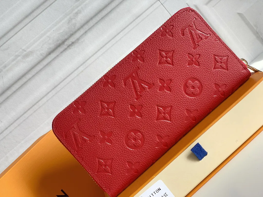 💰120 💎Upgraded original version 🇫🇷 Diamond pattern embossed material: embossed cowhide Introduction: 📢There are 8 credit card slots 3 large compartments to store banknotes Small zipper coin bag 3 flat bags to store bills 💋💋 Model: 60017 diamond pattern Model: 19x10.