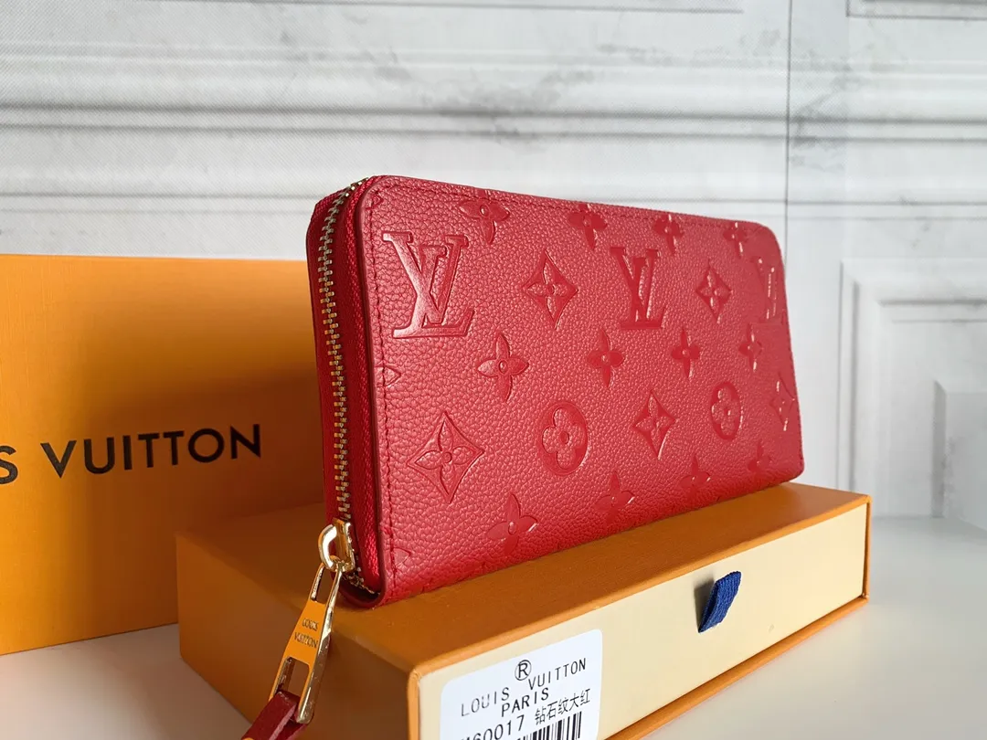 💰120 💎Upgraded original version 🇫🇷 Diamond pattern embossed material: embossed cowhide Introduction: 📢There are 8 credit card slots 3 large compartments to store banknotes Small zipper coin bag 3 flat bags to store bills 💋💋 Model: 60017 diamond pattern Model: 19x10.
